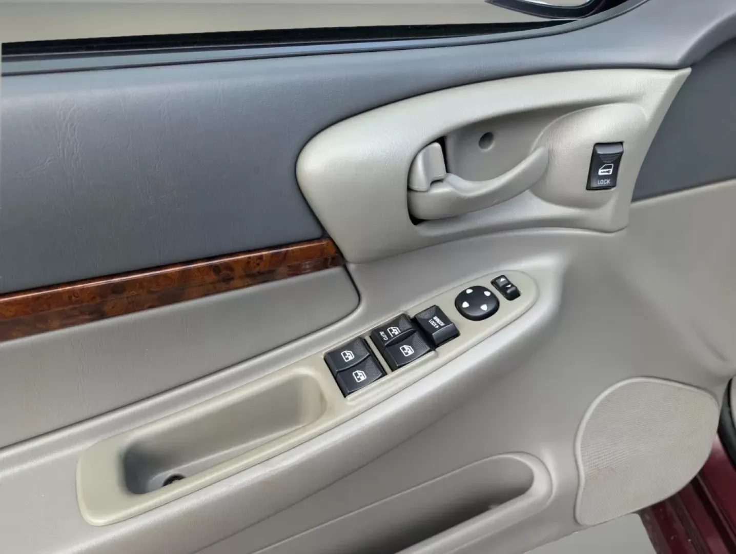 2002 /Medium Gray Chevrolet Impala LS (2G1WH55K129) with an Other engine, located at 1430 Gateway Drive, Opelika, AL, 36801, (334) 239-0944, 32.637871, -85.409790 - ### Discover Your Next Adventure with the 2002 Chevrolet Impala LS at Gils Auto!<br /> <br /> Are you looking for a reliable vehicle that fits seamlessly into your lifestyle, whether for daily commutes or weekend getaways? Look no further than the stunning 2002 Chevrolet Impala LS available at Gils - Photo#8