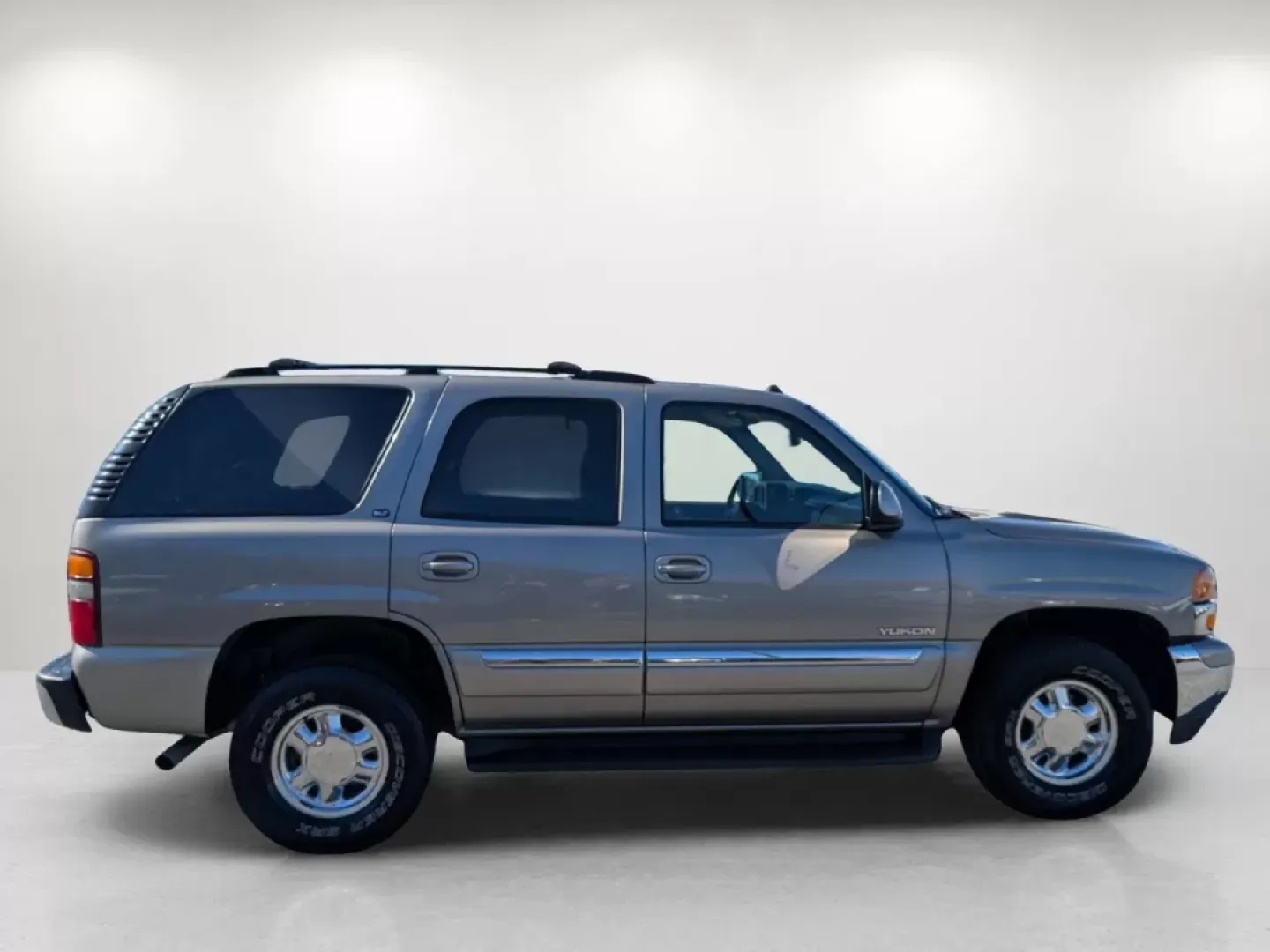 2003 /Pewter/Dark Pewter GMC Yukon SLT (1GKEC13Z83J) with an Other engine, located at 1430 Gateway Drive, Opelika, AL, 36801, (334) 239-0944, 32.637871, -85.409790 - **Discover Adventure and Comfort with the 2003 GMC Yukon SLT at Gils Auto - Phenix City**<br /> <br /> If you're on the hunt for a reliable SUV that embodies comfort and versatility, look no further than the 2003 GMC Yukon SLT, available now at Gils Auto in Phenix City, AL. This robust vehicle offer - Photo#3