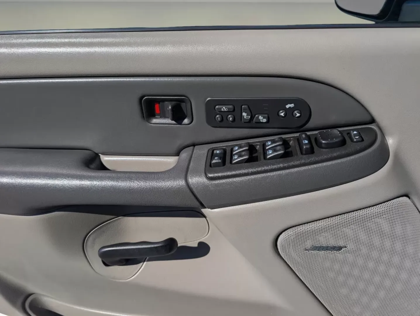 2003 /Pewter/Dark Pewter GMC Yukon SLT (1GKEC13Z83J) with an Other engine, located at 1430 Gateway Drive, Opelika, AL, 36801, (334) 239-0944, 32.637871, -85.409790 - **Discover Adventure and Comfort with the 2003 GMC Yukon SLT at Gils Auto - Phenix City**<br /> <br /> If you're on the hunt for a reliable SUV that embodies comfort and versatility, look no further than the 2003 GMC Yukon SLT, available now at Gils Auto in Phenix City, AL. This robust vehicle offer - Photo#8