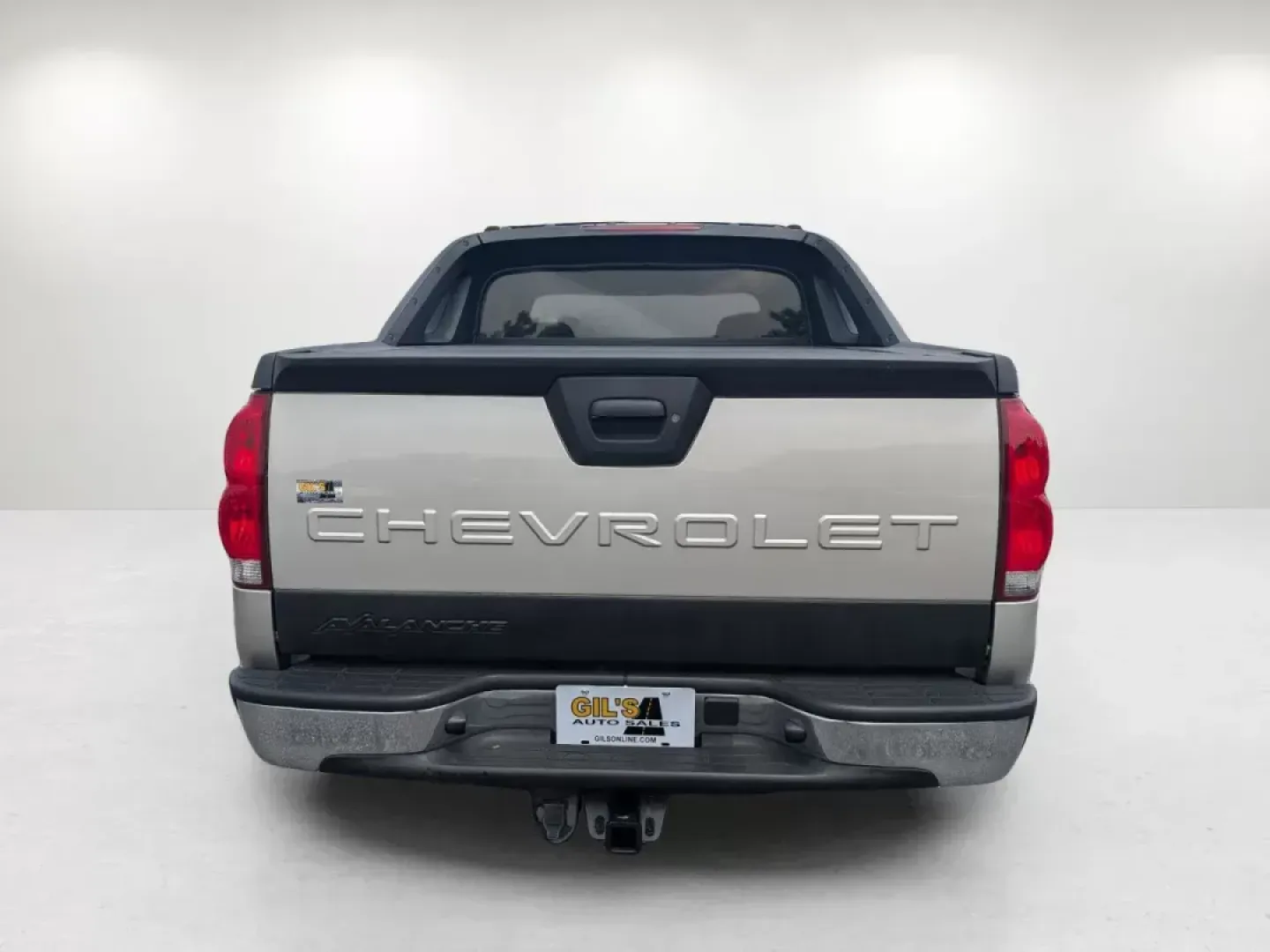 2004 /Dark Charcoal Chevrolet Avalanche Z66 (3GNEC12T54G) with an Gas V8 5.3L/327 engine, 4-Speed Automatic w/OD transmission, located at 1430 Gateway Drive, Opelika, AL, 36801, (334) 239-0944, 32.637871, -85.409790 - **Explore New Adventures with this 2004 Chevrolet Avalanche at Gils Auto - Opelika!**<br /> <br /> Are you ready to elevate your weekend adventures or tackle your daily commute with style and confidence? Look no further than this 2004 Chevrolet Avalanche Z66, now available at Gils Auto, located at 1 - Photo#5