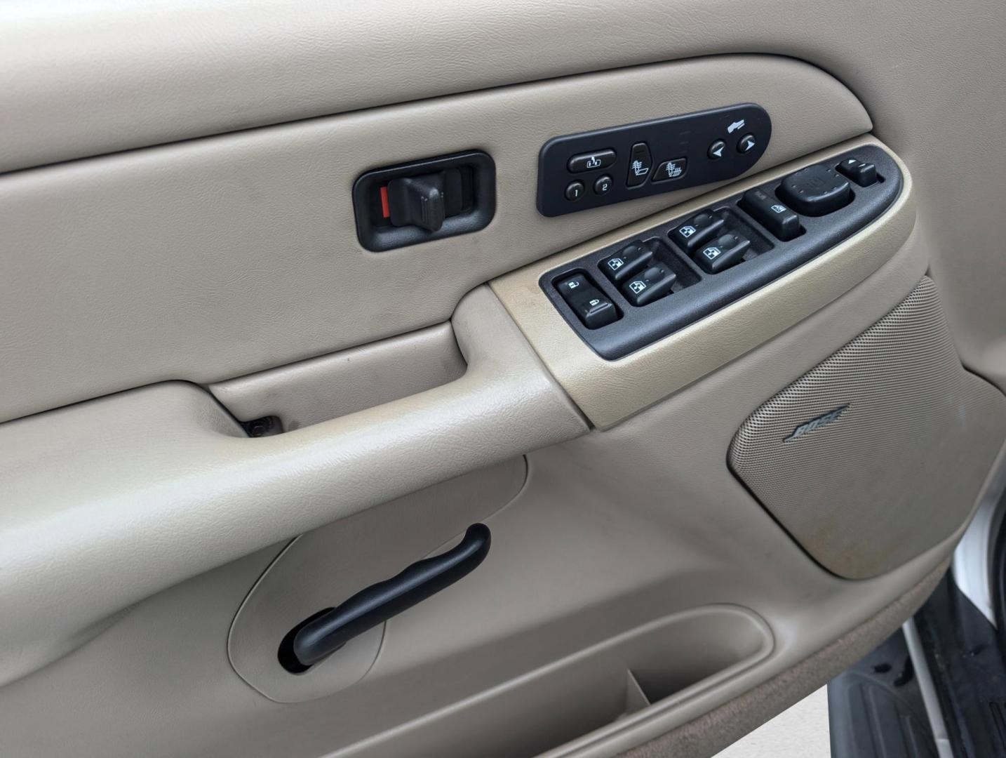 2004 /Tan/Neutral Chevrolet Tahoe LT (1GNEC13Z84R) with an Gas V8 5.3L/327 engine, 4-Speed Automatic w/OD transmission, located at 3959 U.S. 80 W, Phenix City, AL, 36870, (334) 297-4885, 32.469296, -85.135185 - 2004 Chevrolet Tahoe LT - Photo#9