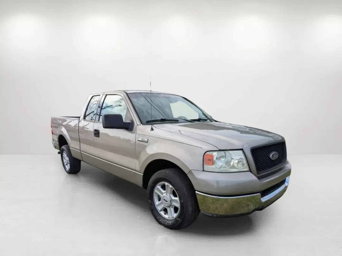 2004 Ford F-150 XLT (1FTRX12W34N) with an Gas V8 4.6L/281 engine, 4-Speed Automatic w/OD transmission, located at 7000 Northlake Connector, Columbus, GA, 31904, (706) 987-8085, 32.524975, -84.978134 - 2004 Ford F-150 XLT - Photo#2