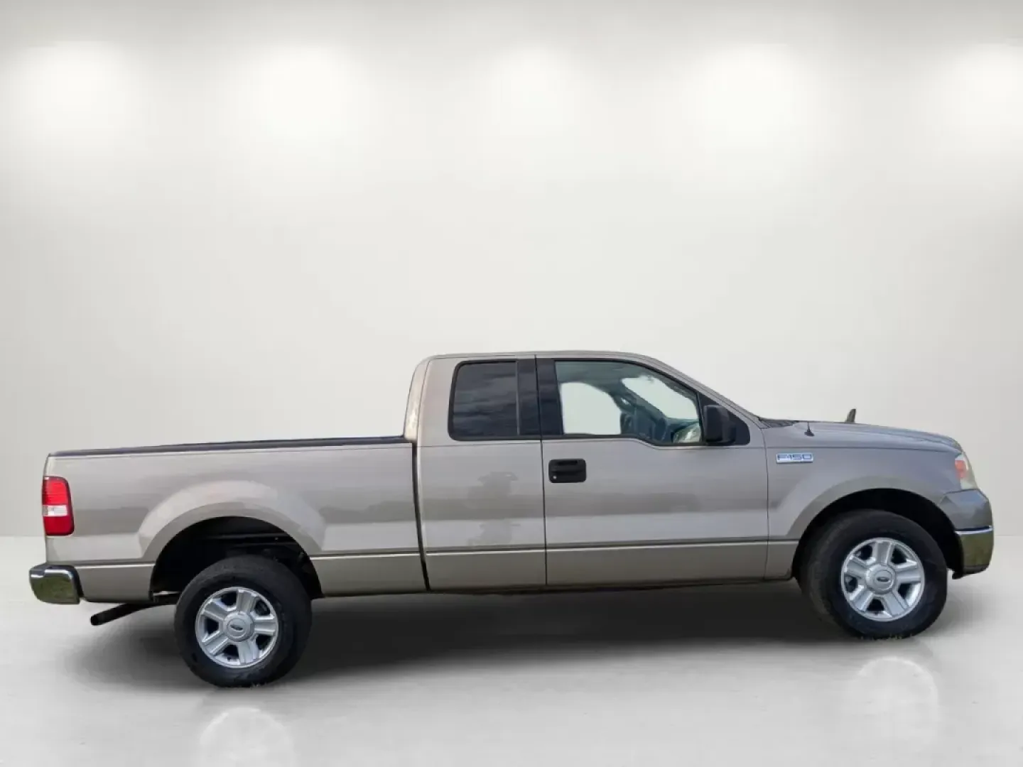 2004 Ford F-150 XLT (1FTRX12W34N) with an Gas V8 4.6L/281 engine, 4-Speed Automatic w/OD transmission, located at 7000 Northlake Connector, Columbus, GA, 31904, (706) 987-8085, 32.524975, -84.978134 - 2004 Ford F-150 XLT - Photo#3