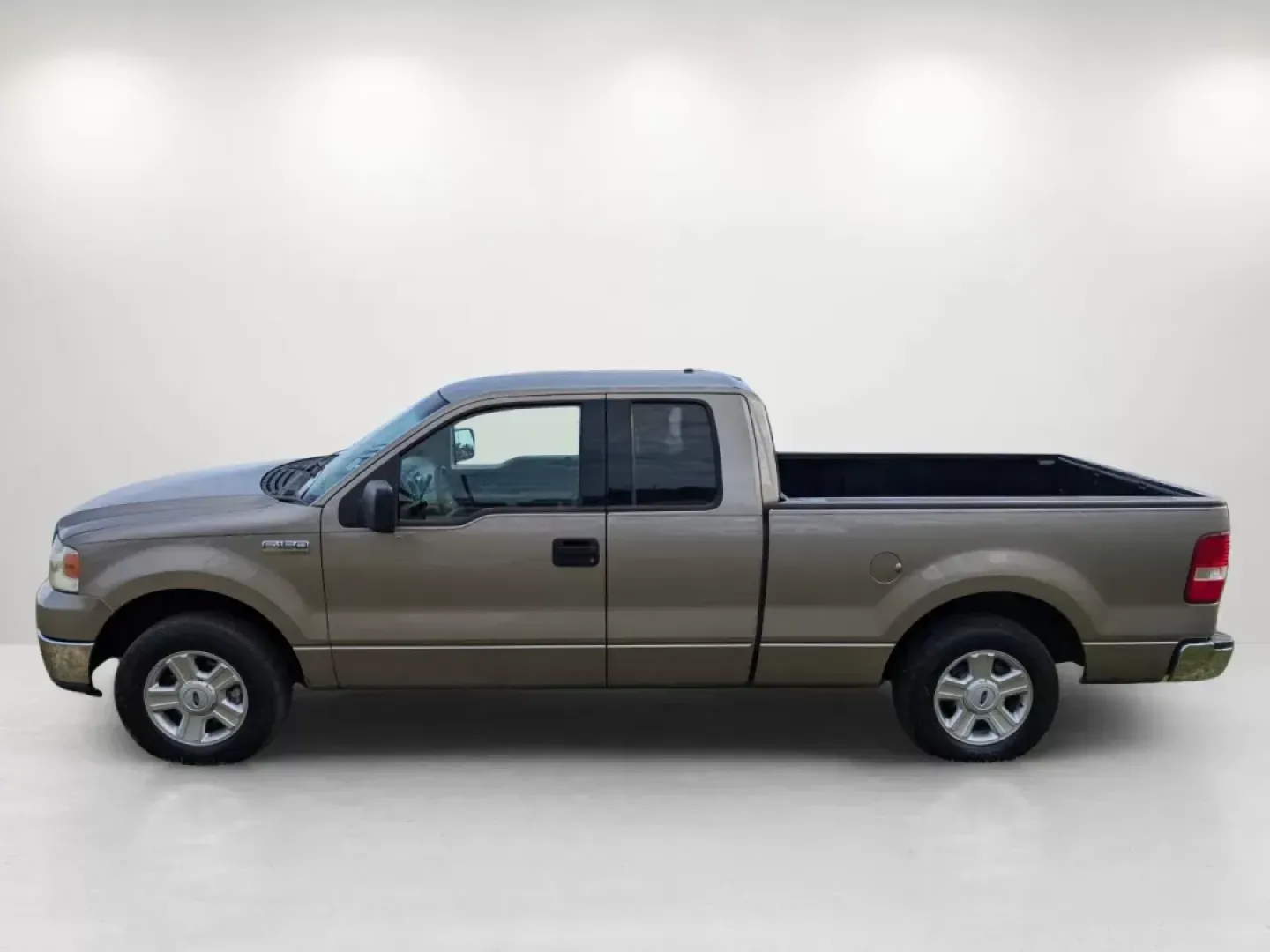 2004 Ford F-150 XLT (1FTRX12W34N) with an Gas V8 4.6L/281 engine, 4-Speed Automatic w/OD transmission, located at 7000 Northlake Connector, Columbus, GA, 31904, (706) 987-8085, 32.524975, -84.978134 - 2004 Ford F-150 XLT - Photo#7