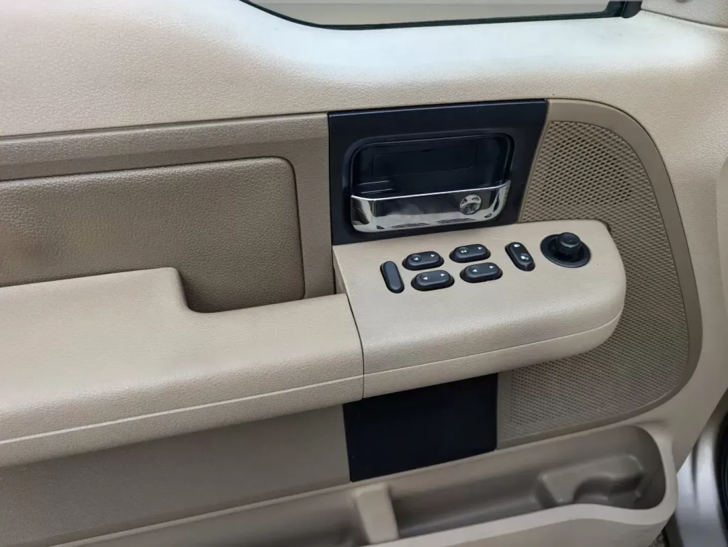 2004 Ford F-150 XLT (1FTRX12W34N) with an Gas V8 4.6L/281 engine, 4-Speed Automatic w/OD transmission, located at 7000 Northlake Connector, Columbus, GA, 31904, (706) 987-8085, 32.524975, -84.978134 - 2004 Ford F-150 XLT - Photo#8