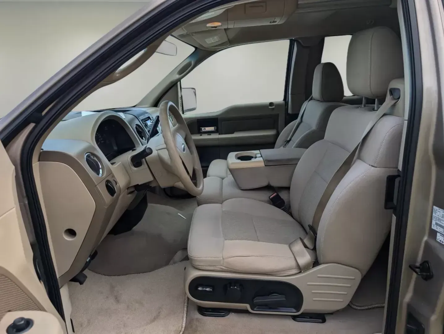 2004 Ford F-150 XLT (1FTRX12W34N) with an Gas V8 4.6L/281 engine, 4-Speed Automatic w/OD transmission, located at 7000 Northlake Connector, Columbus, GA, 31904, (706) 987-8085, 32.524975, -84.978134 - 2004 Ford F-150 XLT - Photo#9