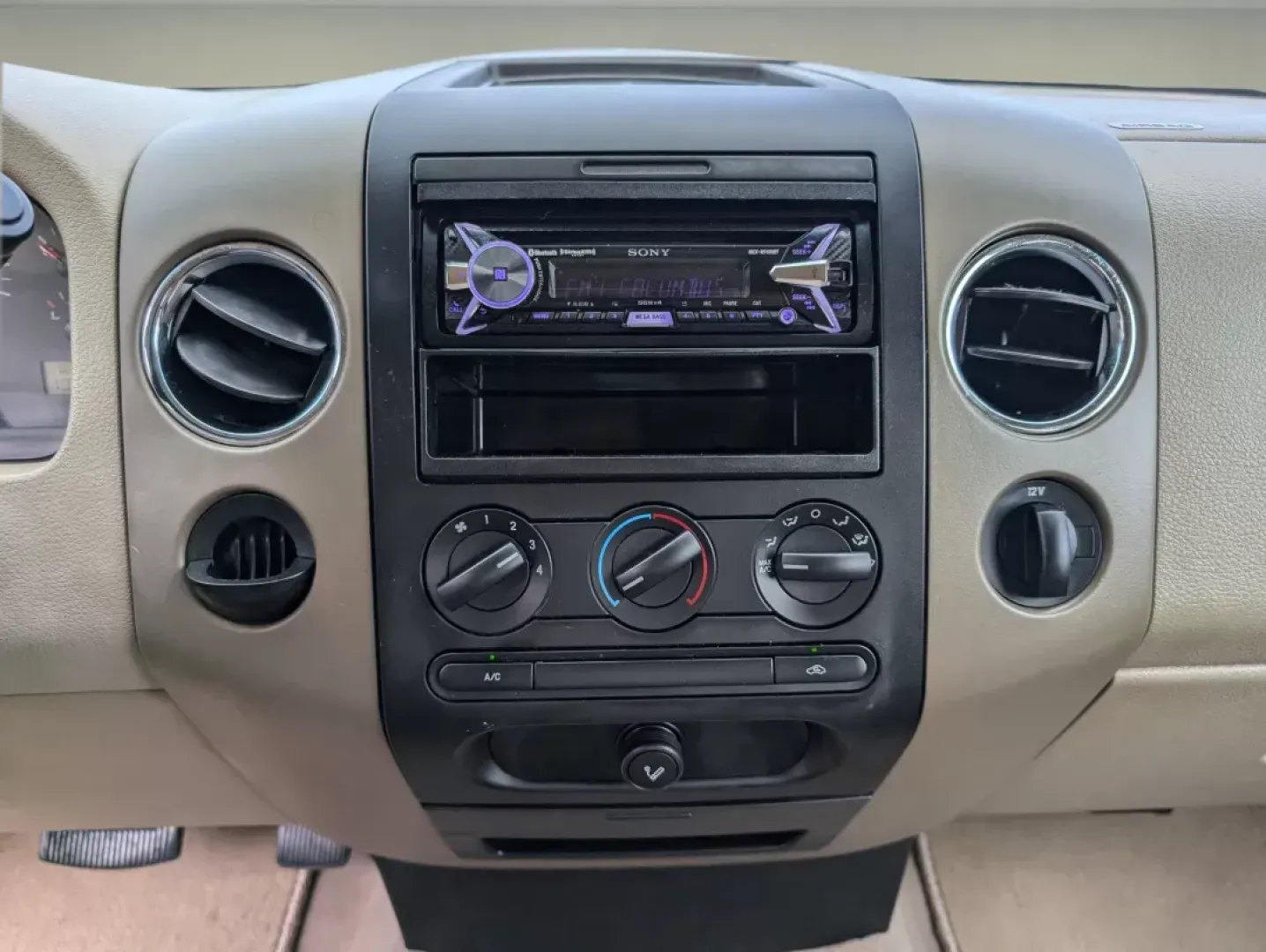 2004 Ford F-150 XLT (1FTRX12W34N) with an Gas V8 4.6L/281 engine, 4-Speed Automatic w/OD transmission, located at 7000 Northlake Connector, Columbus, GA, 31904, (706) 987-8085, 32.524975, -84.978134 - 2004 Ford F-150 XLT - Photo#14