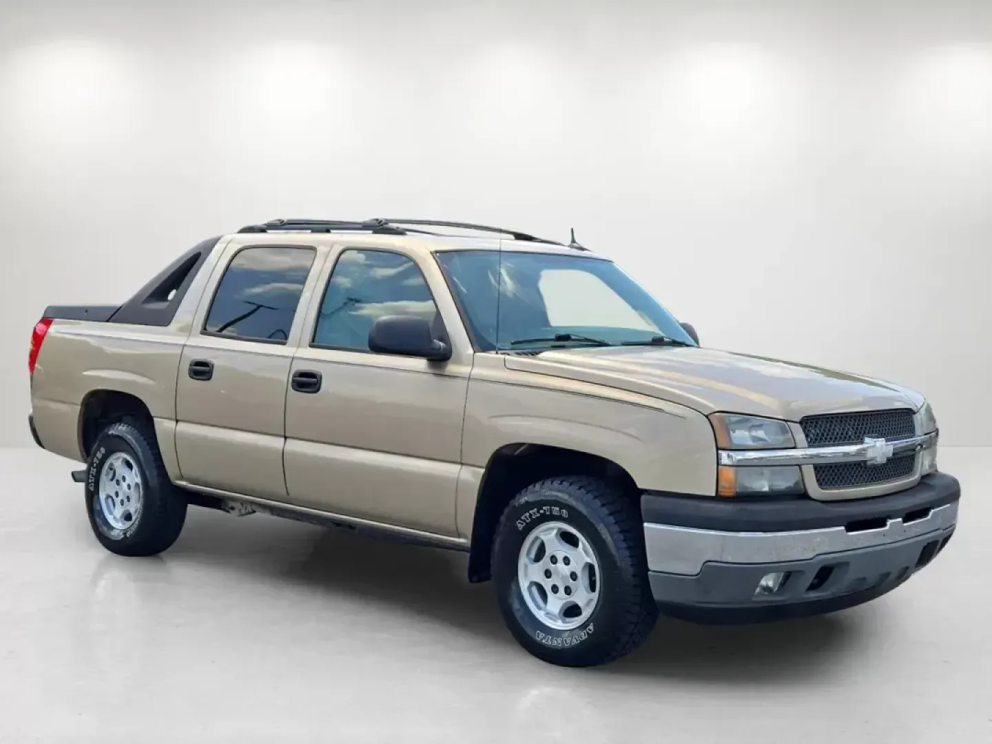 2005 /Tan/Neutral Chevrolet Avalanche LS (3GNEC12Z95G) with an Other engine, located at 804 22nd Ave, Phenix City, AL, 36870, (334) 297-1860, 32.484749, -85.024475 - **Discover Your Adventure with the 2005 Chevrolet Avalanche at Gils Auto - Phenix City #2!**<br /> <br /> Are you ready for an exciting new chapter of weekend adventures or daily commutes? This 2005 Chevrolet Avalanche, available at Gils Auto - Phenix City #2, is more than just a pickup; it's the pe - Photo#2