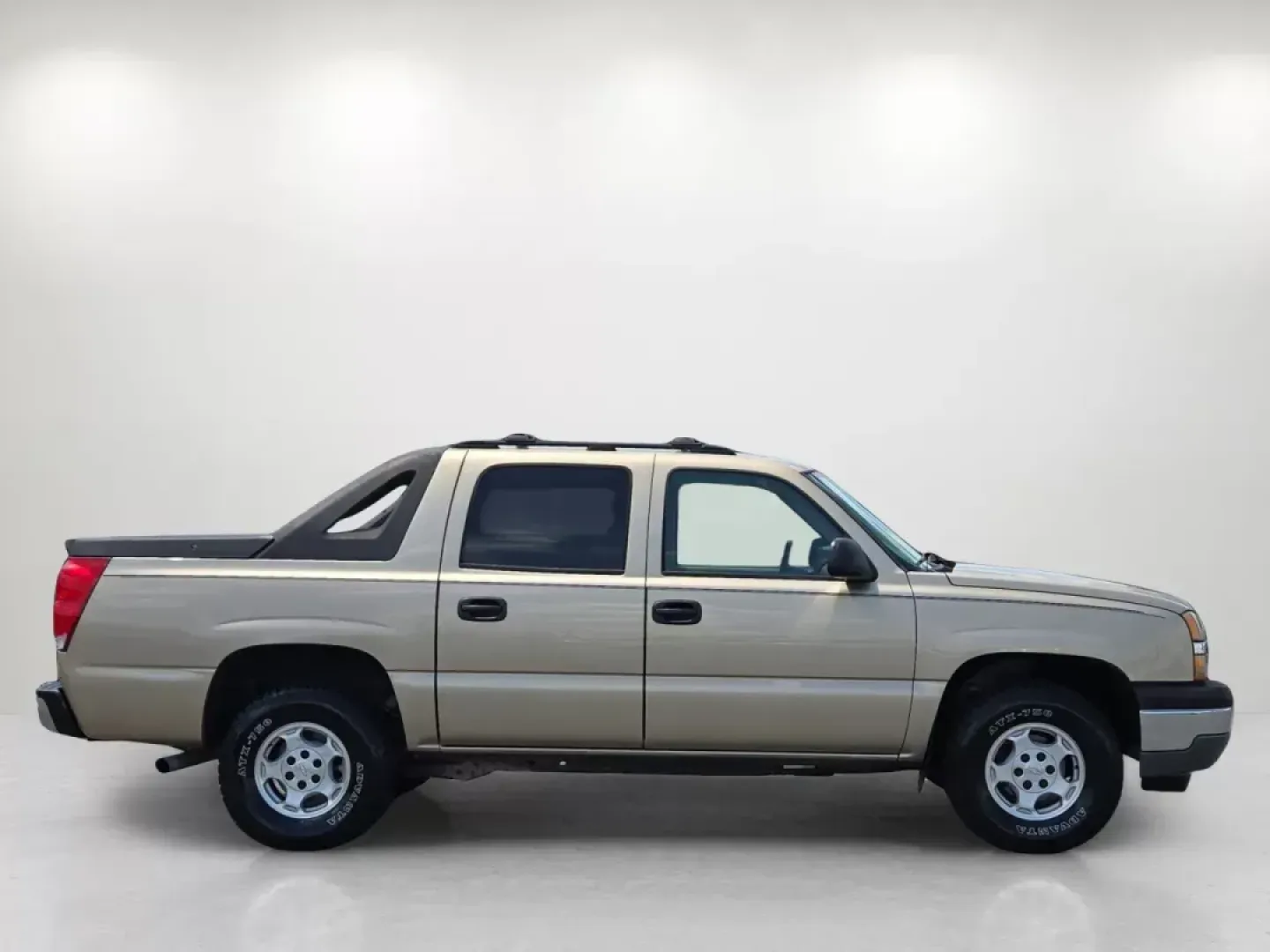 2005 /Tan/Neutral Chevrolet Avalanche LS (3GNEC12Z95G) with an Other engine, located at 804 22nd Ave, Phenix City, AL, 36870, (334) 297-1860, 32.484749, -85.024475 - **Discover Your Adventure with the 2005 Chevrolet Avalanche at Gils Auto - Phenix City #2!**<br /> <br /> Are you ready for an exciting new chapter of weekend adventures or daily commutes? This 2005 Chevrolet Avalanche, available at Gils Auto - Phenix City #2, is more than just a pickup; it's the pe - Photo#3