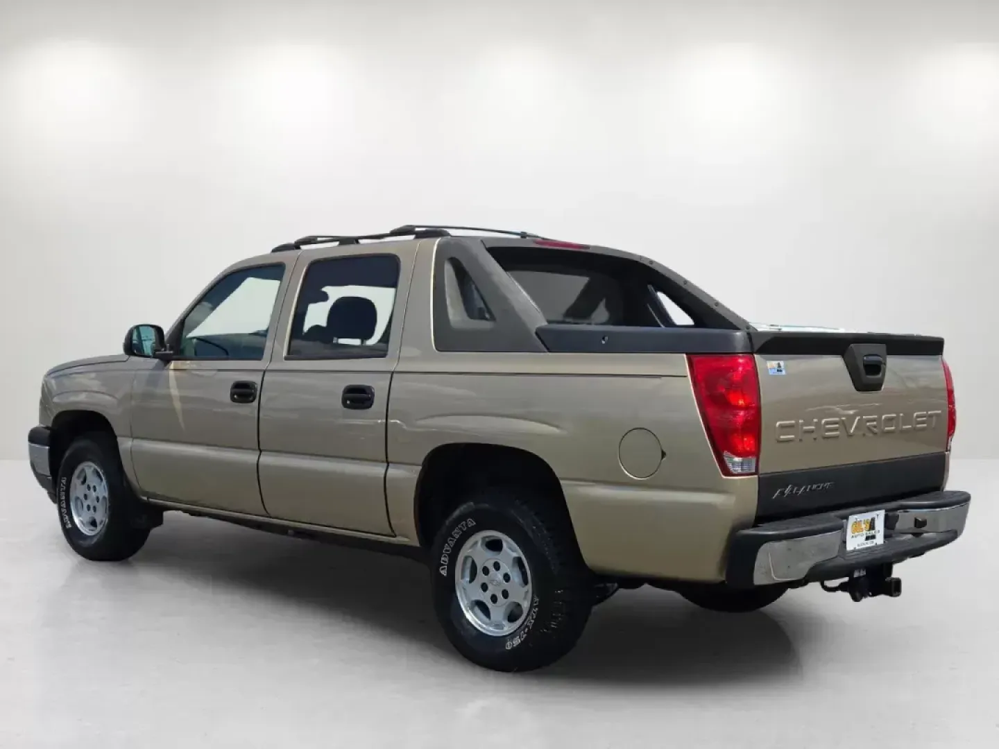 2005 /Tan/Neutral Chevrolet Avalanche LS (3GNEC12Z95G) with an Other engine, located at 804 22nd Ave, Phenix City, AL, 36870, (334) 297-1860, 32.484749, -85.024475 - **Discover Your Adventure with the 2005 Chevrolet Avalanche at Gils Auto - Phenix City #2!**<br /> <br /> Are you ready for an exciting new chapter of weekend adventures or daily commutes? This 2005 Chevrolet Avalanche, available at Gils Auto - Phenix City #2, is more than just a pickup; it's the pe - Photo#6