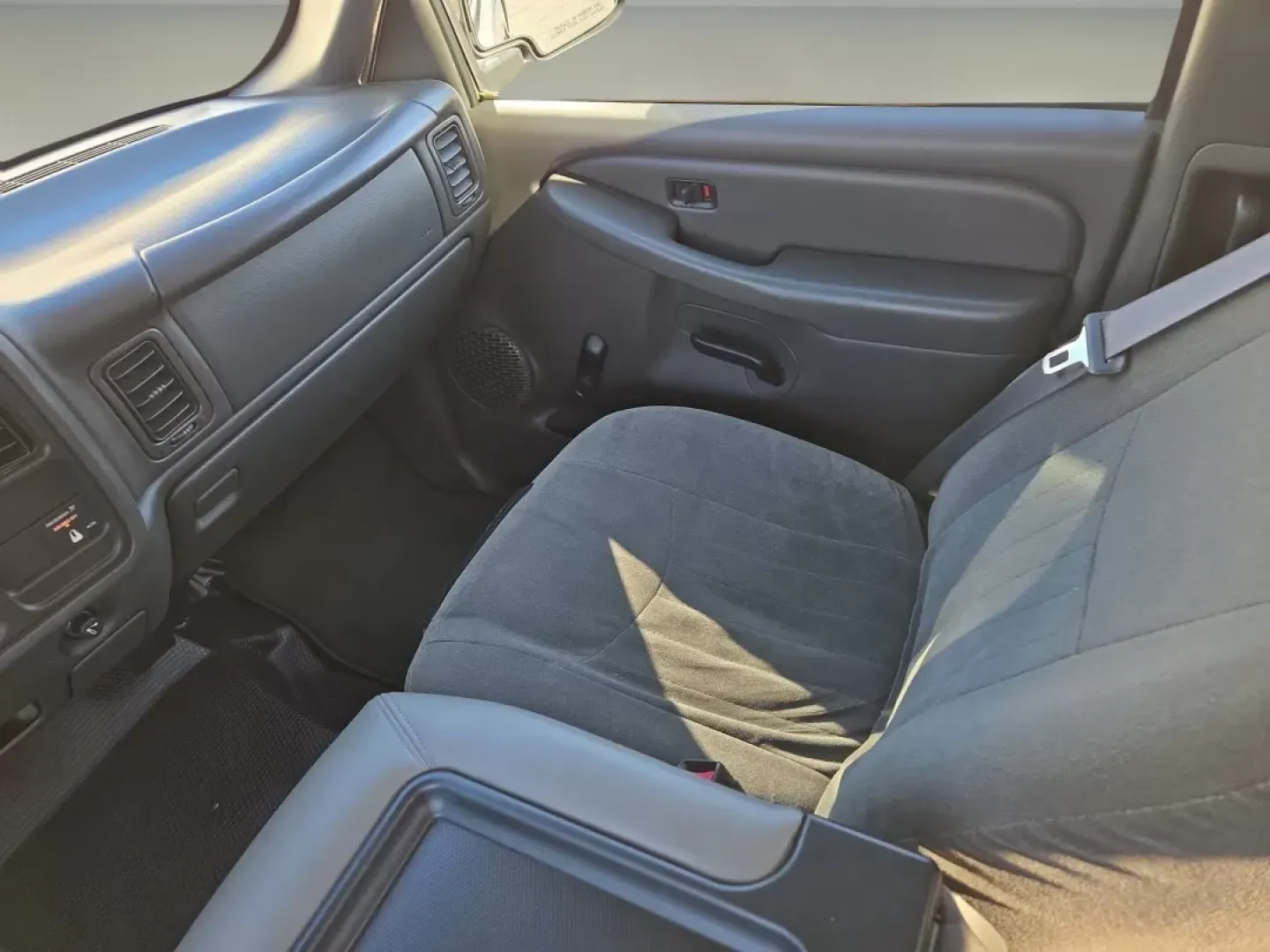 2005 /Dark Pewter GMC Sierra 2500HD Work Truck (1GTHC29U15E) with an Other engine, located at 3959 U.S. 80 W, Phenix City, AL, 36870, (334) 297-4885, 32.469296, -85.135185 - Looking for a reliable pickup truck that won't break the bank? The 2005 GMC Sierra 2500HD is the perfect solution for contractors, weekend adventurers, or growing families in need of rugged versatility. With its impressive towing capabilities and spacious interior, it's ready for any job, weekend ge - Photo#15