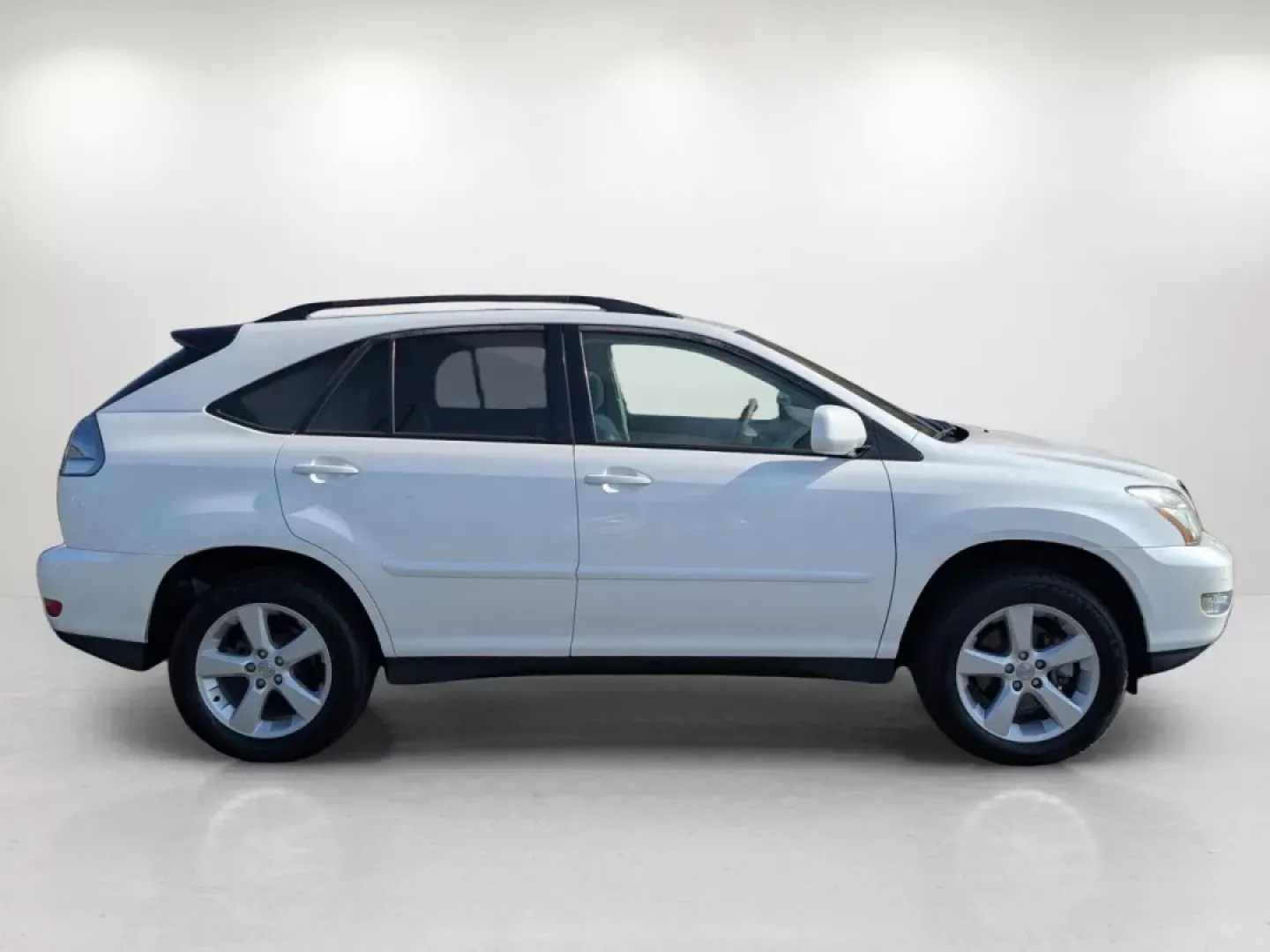 2005 Lexus RX 330 (2T2GA31U75C) with an Other engine, located at 7000 Northlake Connector, Columbus, GA, 31904, (706) 987-8085, 32.524975, -84.978134 - **Discover Your Adventure with the 2005 Lexus RX 330 at Gils Auto in Phenix City, AL!**<br /> <br /> Ready to elevate your daily commute or weekend getaway? The 2005 Lexus RX 330 is the perfect SUV for those seeking a blend of comfort, style, and practicality. With its spacious interior and robust f - Photo#3