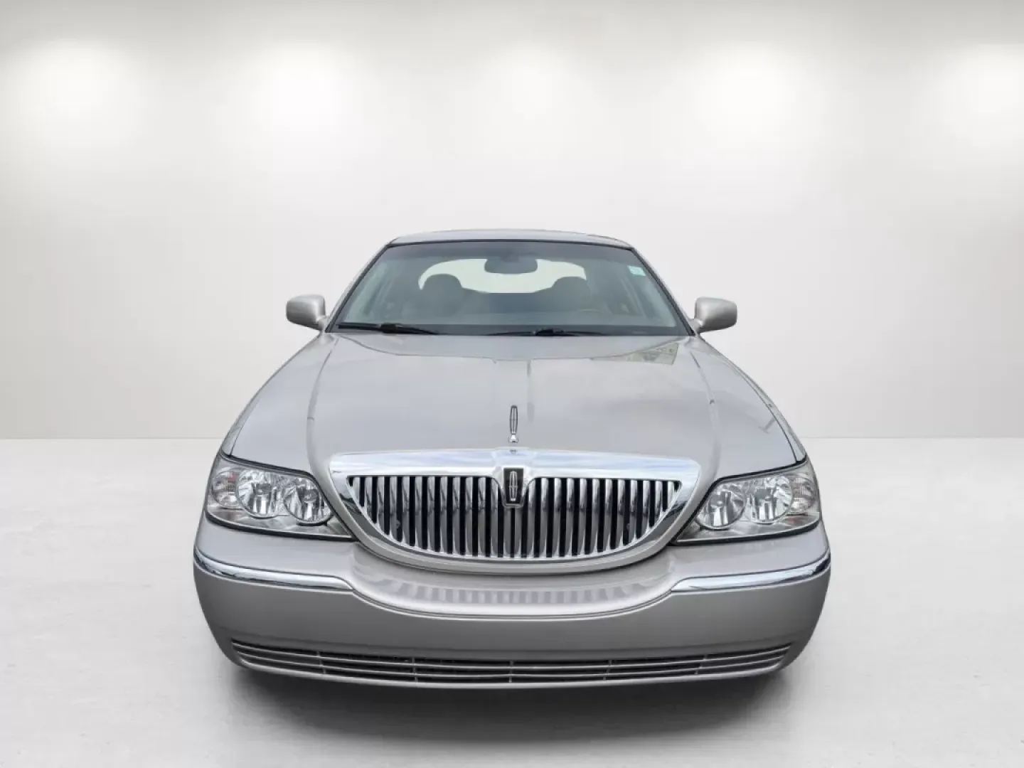 2005 Lincoln Town Car Signature Limited (1LNHM82W75Y) with an Other engine, located at 7000 Northlake Connector, Columbus, GA, 31904, (706) 987-8085, 32.524975, -84.978134 - Experience the epitome of luxury and comfort with this stunning 2005 Lincoln Town Car Signature Limited, perfect for those who appreciate style, elegance, and reliability. At Gils Auto in Phenix City, AL, we understand that driving is not just about getting from point A to B; it's about the journey - Photo#1