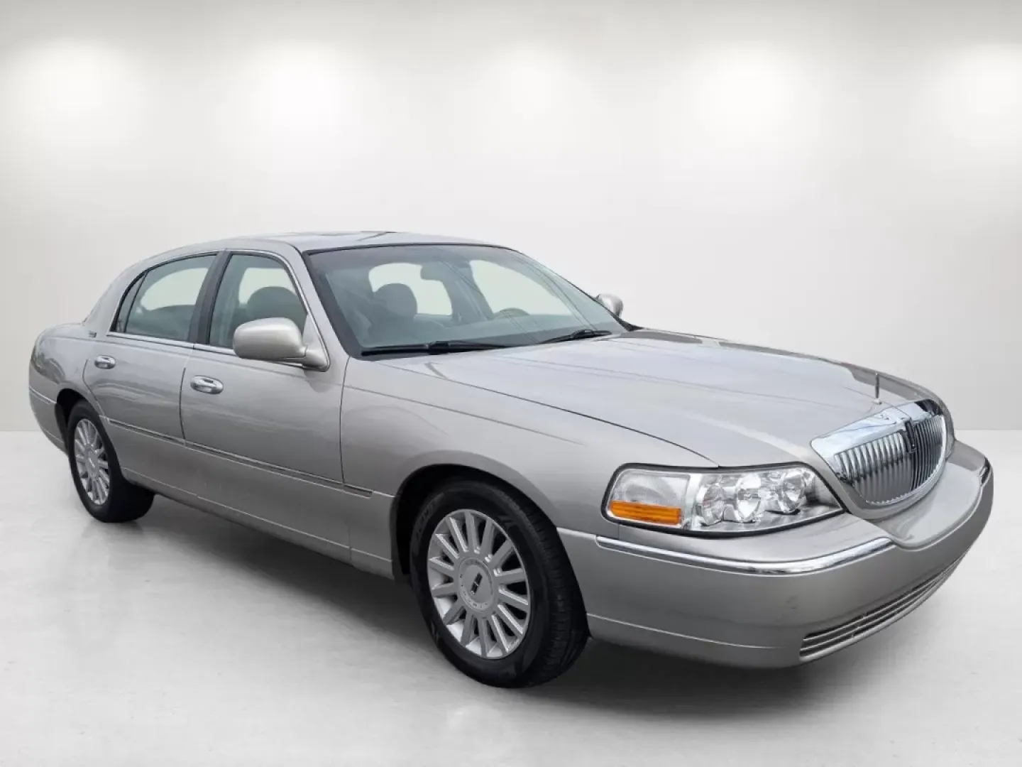 2005 Lincoln Town Car Signature Limited (1LNHM82W75Y) with an Other engine, located at 7000 Northlake Connector, Columbus, GA, 31904, (706) 987-8085, 32.524975, -84.978134 - Experience the epitome of luxury and comfort with this stunning 2005 Lincoln Town Car Signature Limited, perfect for those who appreciate style, elegance, and reliability. At Gils Auto in Phenix City, AL, we understand that driving is not just about getting from point A to B; it's about the journey - Photo#2