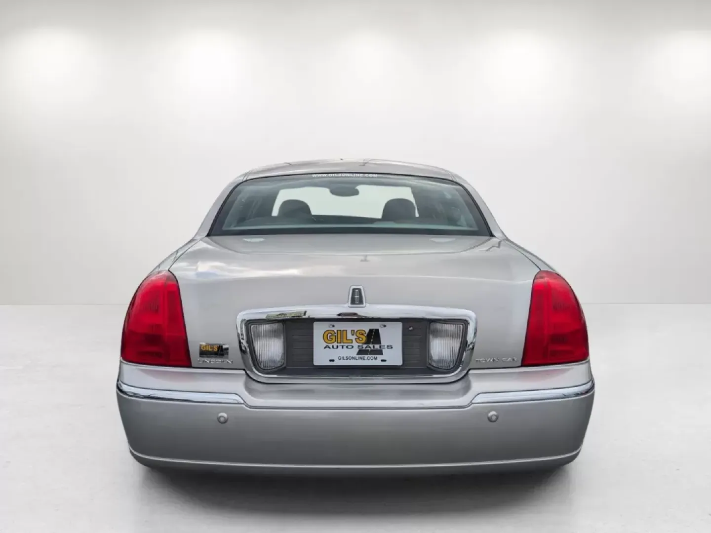 2005 Lincoln Town Car Signature Limited (1LNHM82W75Y) with an Other engine, located at 7000 Northlake Connector, Columbus, GA, 31904, (706) 987-8085, 32.524975, -84.978134 - Experience the epitome of luxury and comfort with this stunning 2005 Lincoln Town Car Signature Limited, perfect for those who appreciate style, elegance, and reliability. At Gils Auto in Phenix City, AL, we understand that driving is not just about getting from point A to B; it's about the journey - Photo#5