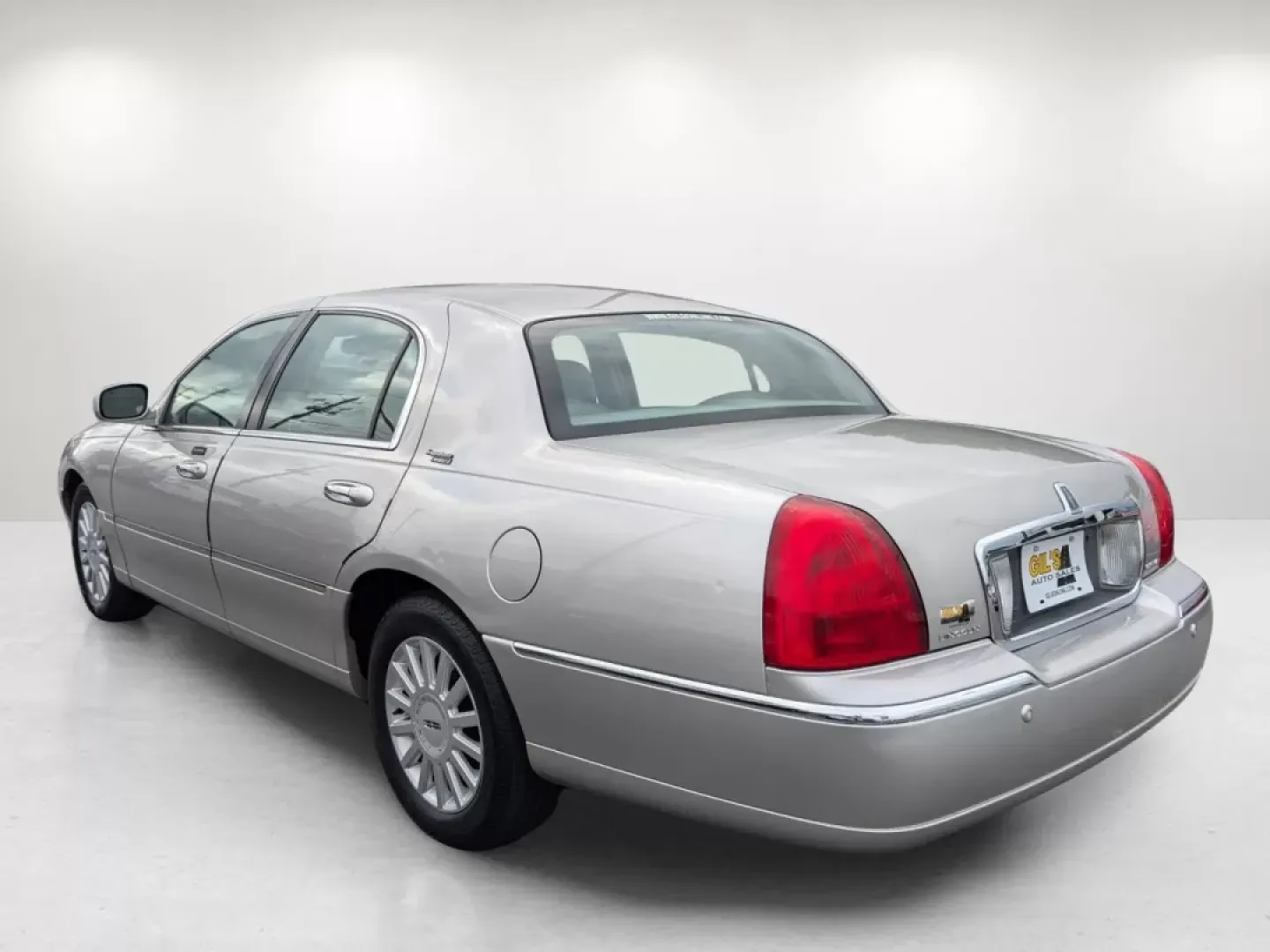 2005 Lincoln Town Car Signature Limited (1LNHM82W75Y) with an Other engine, located at 7000 Northlake Connector, Columbus, GA, 31904, (706) 987-8085, 32.524975, -84.978134 - Experience the epitome of luxury and comfort with this stunning 2005 Lincoln Town Car Signature Limited, perfect for those who appreciate style, elegance, and reliability. At Gils Auto in Phenix City, AL, we understand that driving is not just about getting from point A to B; it's about the journey - Photo#6