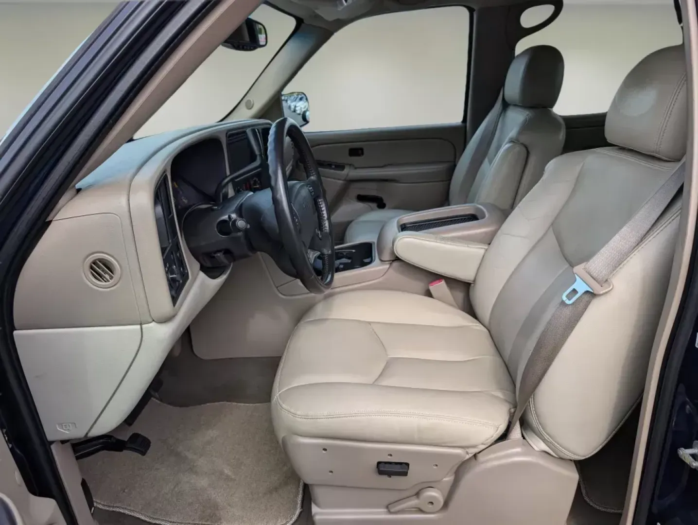 2006 /Tan/Neutral Chevrolet Avalanche LS (3GNEC12Z36G) with an Other engine, located at 7000 Northlake Connector, Columbus, GA, 31904, (706) 987-8085, 32.524975, -84.978134 - Rev up your lifestyle with the perfect vehicle for both work and play! At Gils Auto - Columbus #2, located at 7000 Northlake Connector, Columbus, GA 31904, we proudly offer a 2006 Chevrolet Avalanche LS, ideal for those who crave adventure without sacrificing daily practicality. Whether you're navig - Photo#9
