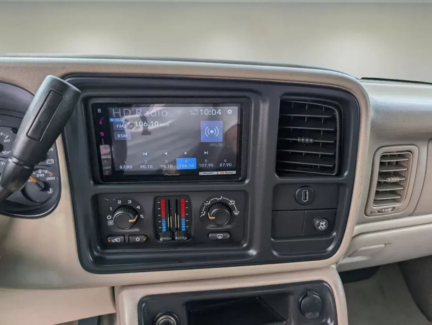 2006 /Tan/Neutral Chevrolet Avalanche LS (3GNEC12Z36G) with an Other engine, located at 7000 Northlake Connector, Columbus, GA, 31904, (706) 987-8085, 32.524975, -84.978134 - Rev up your lifestyle with the perfect vehicle for both work and play! At Gils Auto - Columbus #2, located at 7000 Northlake Connector, Columbus, GA 31904, we proudly offer a 2006 Chevrolet Avalanche LS, ideal for those who crave adventure without sacrificing daily practicality. Whether you're navig - Photo#14