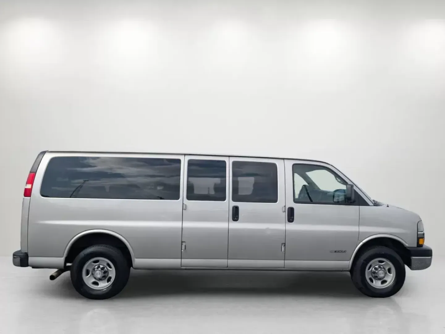 2006 /Medium Dark Pewter Chevrolet Express Passenger (1GAHG39U661) with an Gas V8 6.0L/364 engine, 4-Speed Automatic w/OD HD transmission, located at 3959 U.S. 80 W, Phenix City, AL, 36870, (334) 297-4885, 32.469296, -85.135185 - 2006 Chevrolet Express Passenger - Photo#4