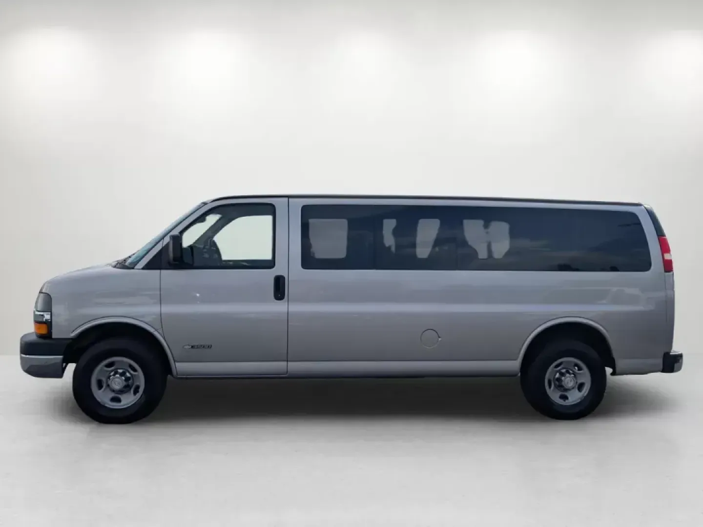 2006 /Medium Dark Pewter Chevrolet Express Passenger (1GAHG39U661) with an Gas V8 6.0L/364 engine, 4-Speed Automatic w/OD HD transmission, located at 3959 U.S. 80 W, Phenix City, AL, 36870, (334) 297-4885, 32.469296, -85.135185 - 2006 Chevrolet Express Passenger - Photo#8