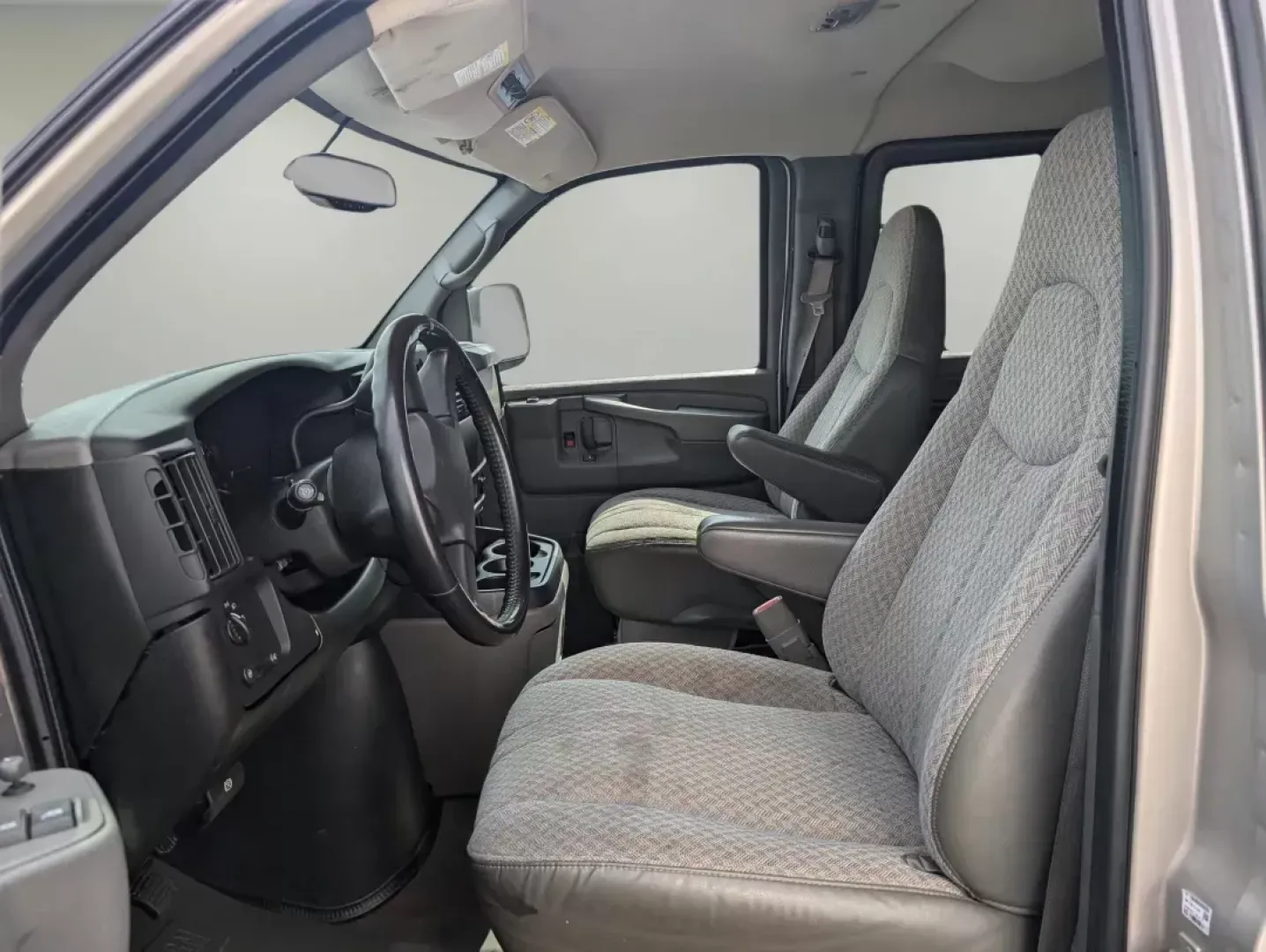 2006 /Medium Dark Pewter Chevrolet Express Passenger (1GAHG39U661) with an Gas V8 6.0L/364 engine, 4-Speed Automatic w/OD HD transmission, located at 3959 U.S. 80 W, Phenix City, AL, 36870, (334) 297-4885, 32.469296, -85.135185 - 2006 Chevrolet Express Passenger - Photo#10