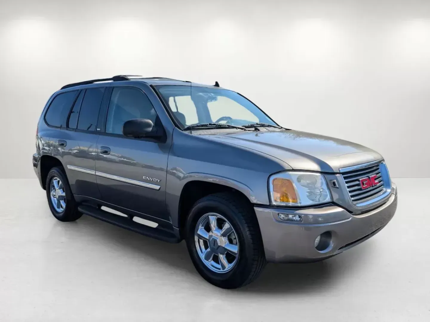 2006 /Light Gray GMC Envoy SLT (1GKDS13S662) with an Gas I6 4.2L/254 engine, 4-Speed Automatic w/OD transmission, located at 1430 Gateway Drive, Opelika, AL, 36801, (334) 239-0944, 32.637871, -85.409790 - 2006 GMC Envoy SLT - Photo#3