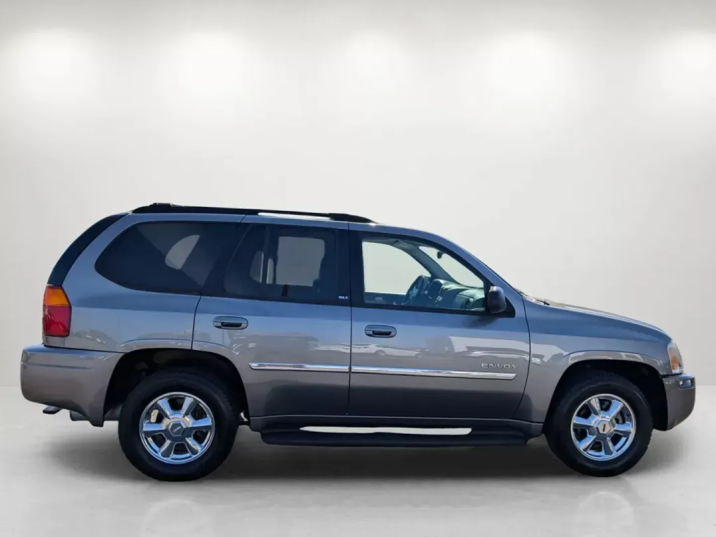 2006 /Light Gray GMC Envoy SLT (1GKDS13S662) with an Gas I6 4.2L/254 engine, 4-Speed Automatic w/OD transmission, located at 1430 Gateway Drive, Opelika, AL, 36801, (334) 239-0944, 32.637871, -85.409790 - 2006 GMC Envoy SLT - Photo#4