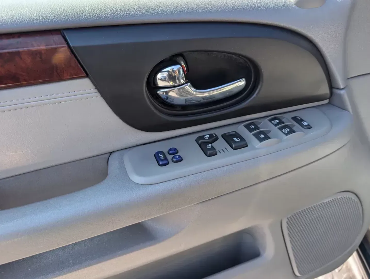 2006 /Light Gray GMC Envoy SLT (1GKDS13S662) with an Gas I6 4.2L/254 engine, 4-Speed Automatic w/OD transmission, located at 1430 Gateway Drive, Opelika, AL, 36801, (334) 239-0944, 32.637871, -85.409790 - 2006 GMC Envoy SLT - Photo#9