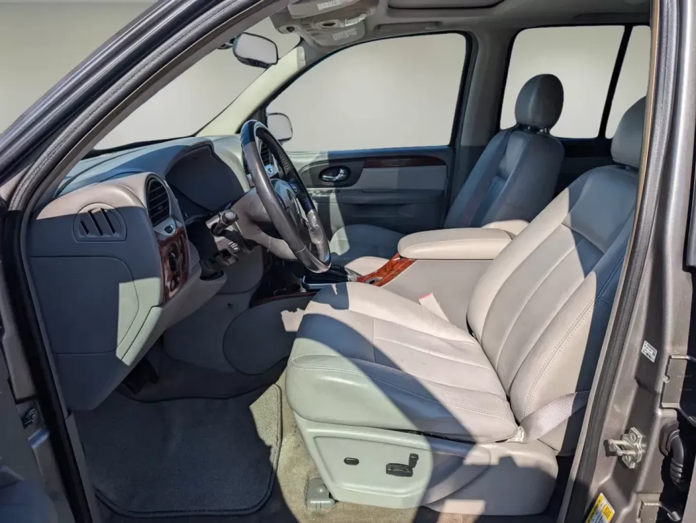 2006 /Light Gray GMC Envoy SLT (1GKDS13S662) with an Gas I6 4.2L/254 engine, 4-Speed Automatic w/OD transmission, located at 1430 Gateway Drive, Opelika, AL, 36801, (334) 239-0944, 32.637871, -85.409790 - 2006 GMC Envoy SLT - Photo#10