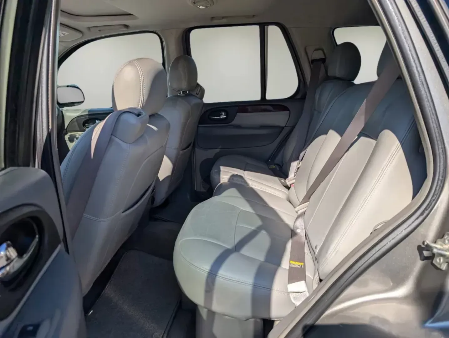 2006 /Light Gray GMC Envoy SLT (1GKDS13S662) with an Gas I6 4.2L/254 engine, 4-Speed Automatic w/OD transmission, located at 1430 Gateway Drive, Opelika, AL, 36801, (334) 239-0944, 32.637871, -85.409790 - 2006 GMC Envoy SLT - Photo#11