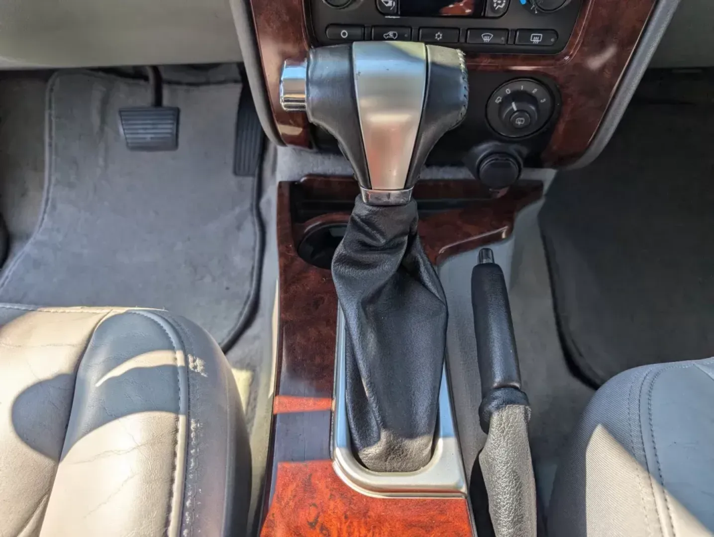 2006 /Light Gray GMC Envoy SLT (1GKDS13S662) with an Gas I6 4.2L/254 engine, 4-Speed Automatic w/OD transmission, located at 1430 Gateway Drive, Opelika, AL, 36801, (334) 239-0944, 32.637871, -85.409790 - 2006 GMC Envoy SLT - Photo#14