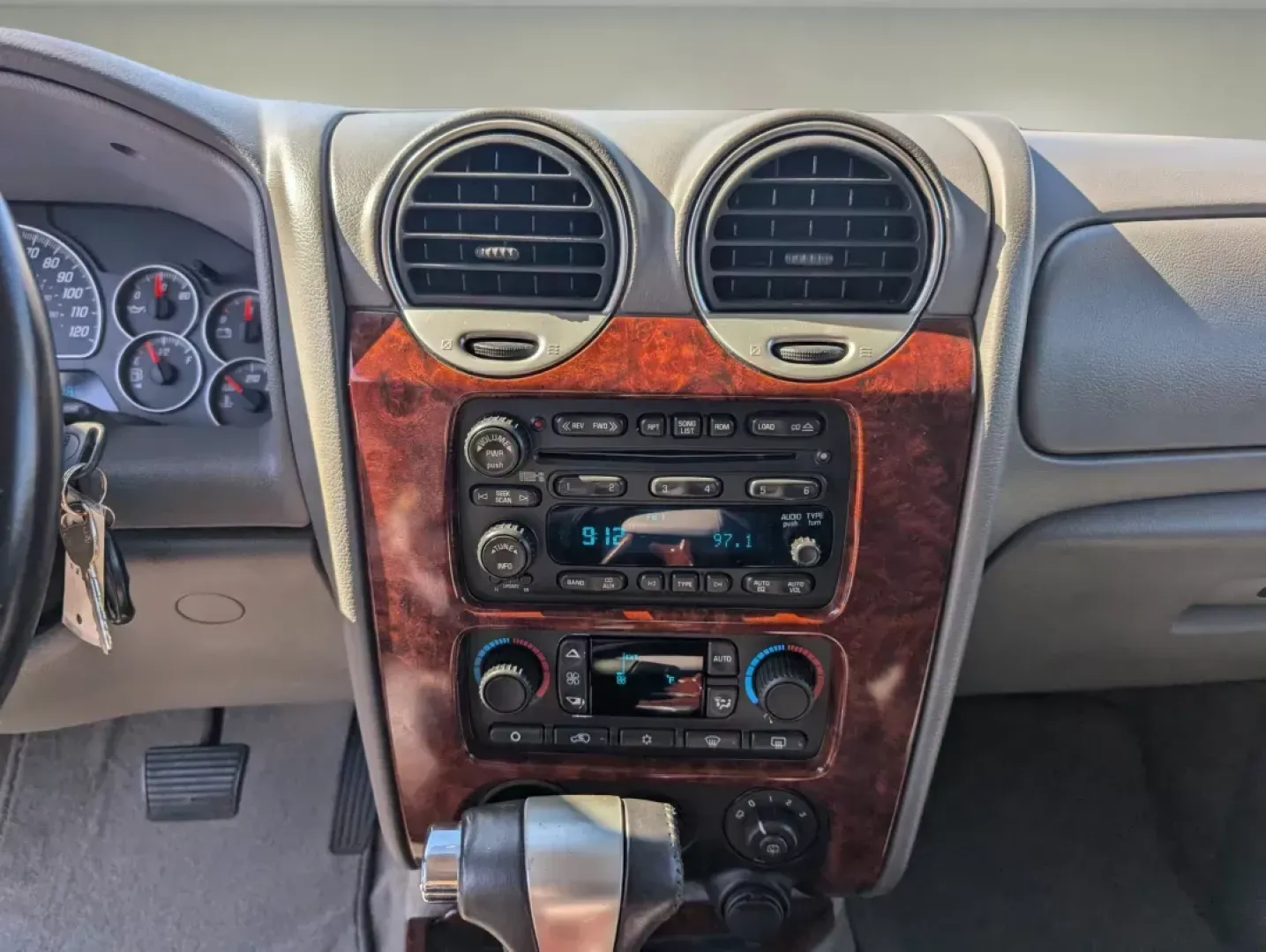 2006 /Light Gray GMC Envoy SLT (1GKDS13S662) with an Gas I6 4.2L/254 engine, 4-Speed Automatic w/OD transmission, located at 1430 Gateway Drive, Opelika, AL, 36801, (334) 239-0944, 32.637871, -85.409790 - 2006 GMC Envoy SLT - Photo#15