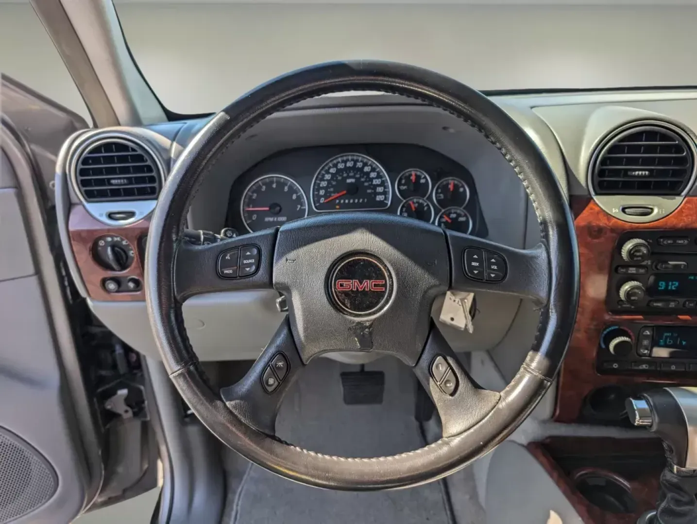 2006 /Light Gray GMC Envoy SLT (1GKDS13S662) with an Gas I6 4.2L/254 engine, 4-Speed Automatic w/OD transmission, located at 1430 Gateway Drive, Opelika, AL, 36801, (334) 239-0944, 32.637871, -85.409790 - 2006 GMC Envoy SLT - Photo#16
