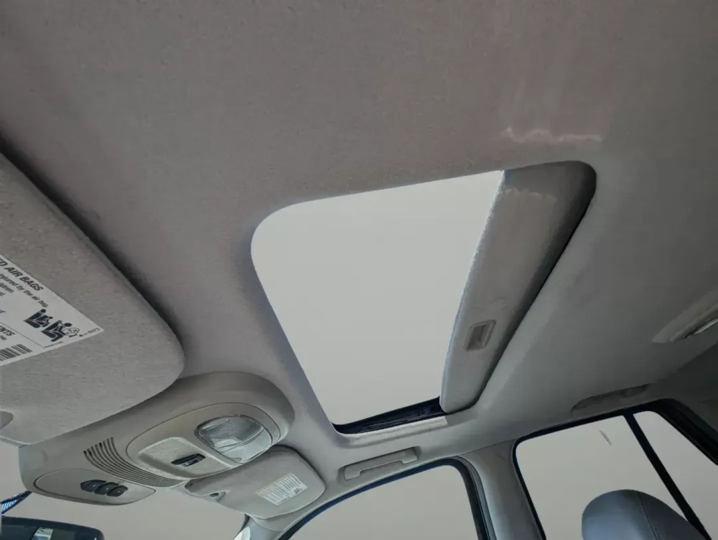 2006 /Light Gray GMC Envoy SLT (1GKDS13S662) with an Gas I6 4.2L/254 engine, 4-Speed Automatic w/OD transmission, located at 1430 Gateway Drive, Opelika, AL, 36801, (334) 239-0944, 32.637871, -85.409790 - 2006 GMC Envoy SLT - Photo#17