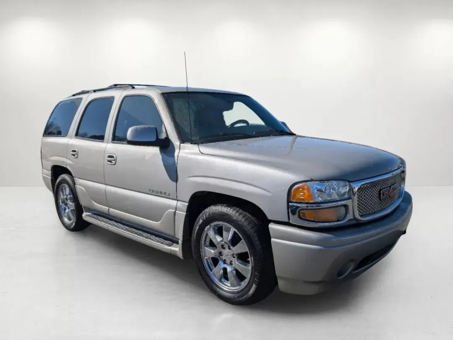 2006 /Stone Gray GMC Yukon Denali (1GKEK63U46J) with an Gas V8 6.0L/364 engine, 4-Speed Automatic w/OD transmission, located at 5115 14th Ave., Columbus, GA, 31904, (706) 323-0345, 32.511494, -84.971046 - 2006 GMC Yukon Denali - Photo#2
