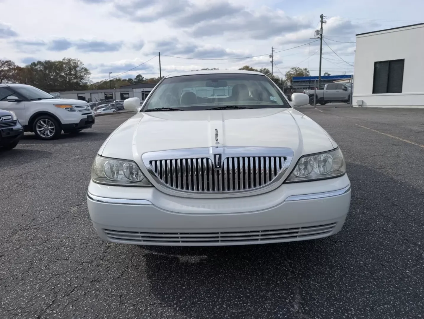 2006 Lincoln Town Car Signature (1LNHM81VX6Y) with an Other engine, located at 3959 U.S. 80 W, Phenix City, AL, 36870, (334) 297-4885, 32.469296, -85.135185 - **Experience Luxury and Comfort with the 2006 Lincoln Town Car Signature Perfect for Your Next Adventure!**<br /> <br /> Are you in the market for a reliable and stylish sedan that provides comfort for your daily commute and room for family outings? Look no further than the 2006 Lincoln Town Car Si - Photo#1