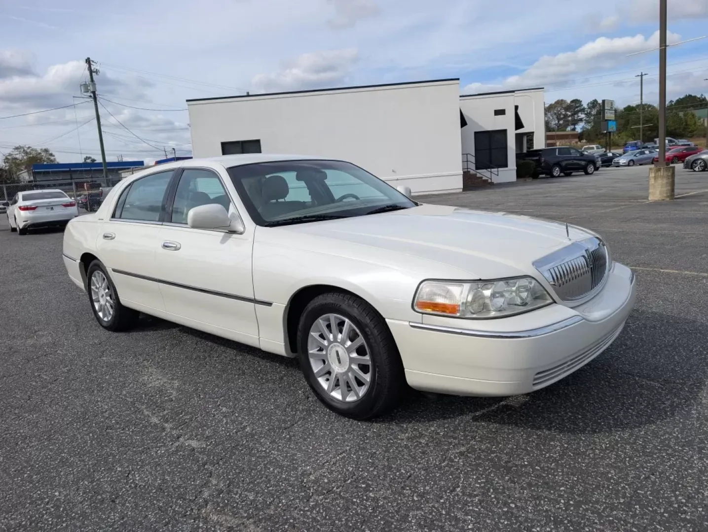 2006 Lincoln Town Car Signature (1LNHM81VX6Y) with an Other engine, located at 3959 U.S. 80 W, Phenix City, AL, 36870, (334) 297-4885, 32.469296, -85.135185 - **Experience Luxury and Comfort with the 2006 Lincoln Town Car Signature Perfect for Your Next Adventure!**<br /> <br /> Are you in the market for a reliable and stylish sedan that provides comfort for your daily commute and room for family outings? Look no further than the 2006 Lincoln Town Car Si - Photo#2