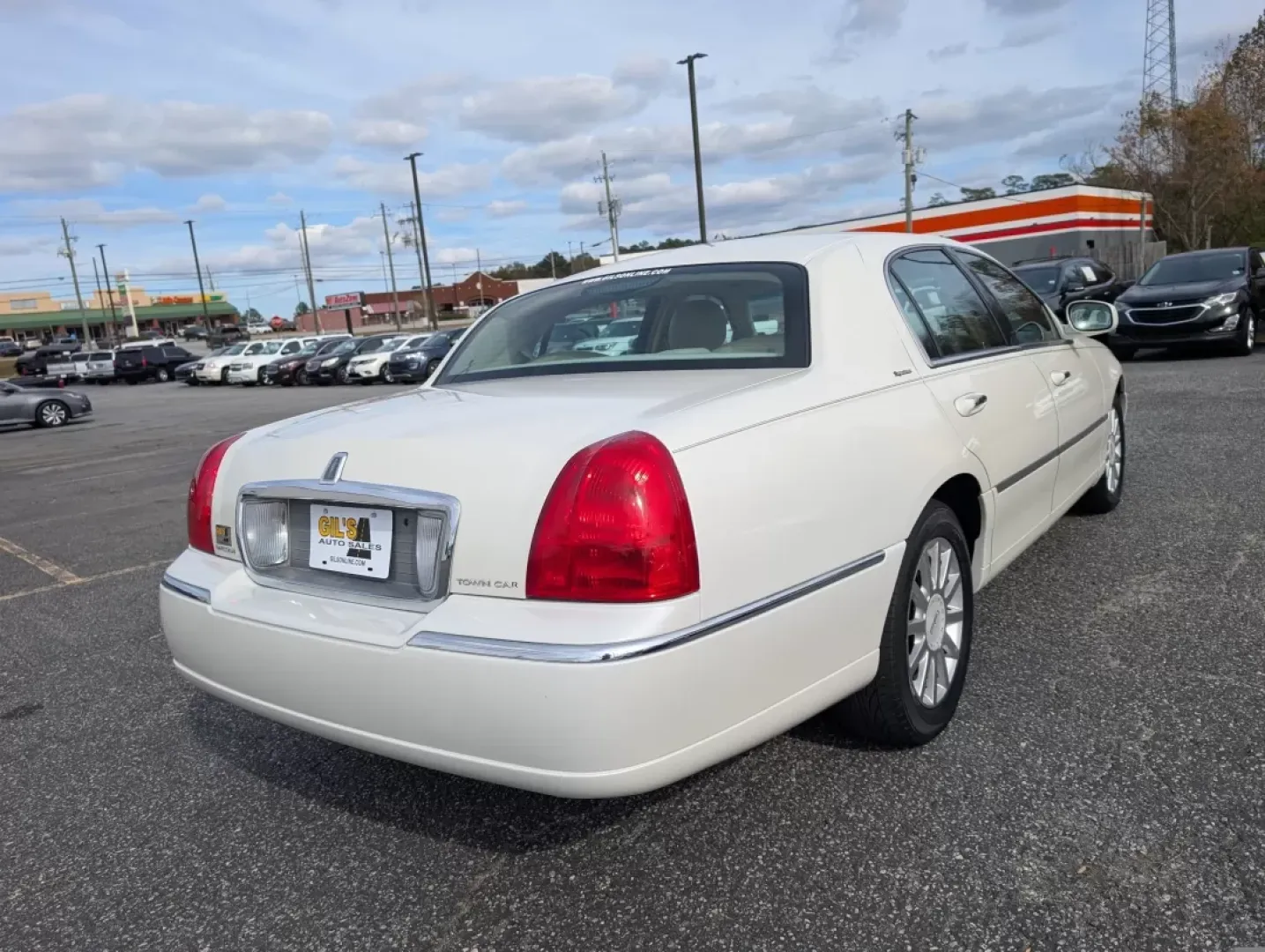 2006 Lincoln Town Car Signature (1LNHM81VX6Y) with an Other engine, located at 3959 U.S. 80 W, Phenix City, AL, 36870, (334) 297-4885, 32.469296, -85.135185 - **Experience Luxury and Comfort with the 2006 Lincoln Town Car Signature Perfect for Your Next Adventure!**<br /> <br /> Are you in the market for a reliable and stylish sedan that provides comfort for your daily commute and room for family outings? Look no further than the 2006 Lincoln Town Car Si - Photo#4