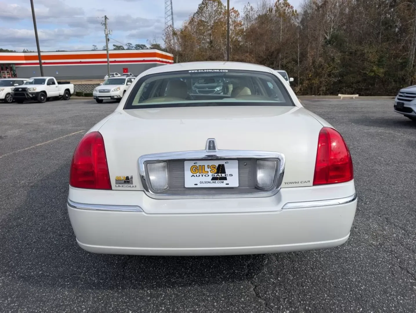 2006 Lincoln Town Car Signature (1LNHM81VX6Y) with an Other engine, located at 3959 U.S. 80 W, Phenix City, AL, 36870, (334) 297-4885, 32.469296, -85.135185 - **Experience Luxury and Comfort with the 2006 Lincoln Town Car Signature Perfect for Your Next Adventure!**<br /> <br /> Are you in the market for a reliable and stylish sedan that provides comfort for your daily commute and room for family outings? Look no further than the 2006 Lincoln Town Car Si - Photo#5