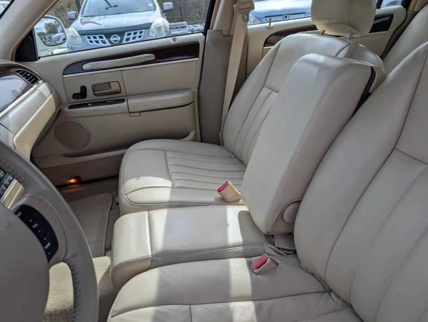 2006 Lincoln Town Car Signature (1LNHM81VX6Y) with an Other engine, located at 3959 U.S. 80 W, Phenix City, AL, 36870, (334) 297-4885, 32.469296, -85.135185 - **Experience Luxury and Comfort with the 2006 Lincoln Town Car Signature Perfect for Your Next Adventure!**<br /> <br /> Are you in the market for a reliable and stylish sedan that provides comfort for your daily commute and room for family outings? Look no further than the 2006 Lincoln Town Car Si - Photo#9