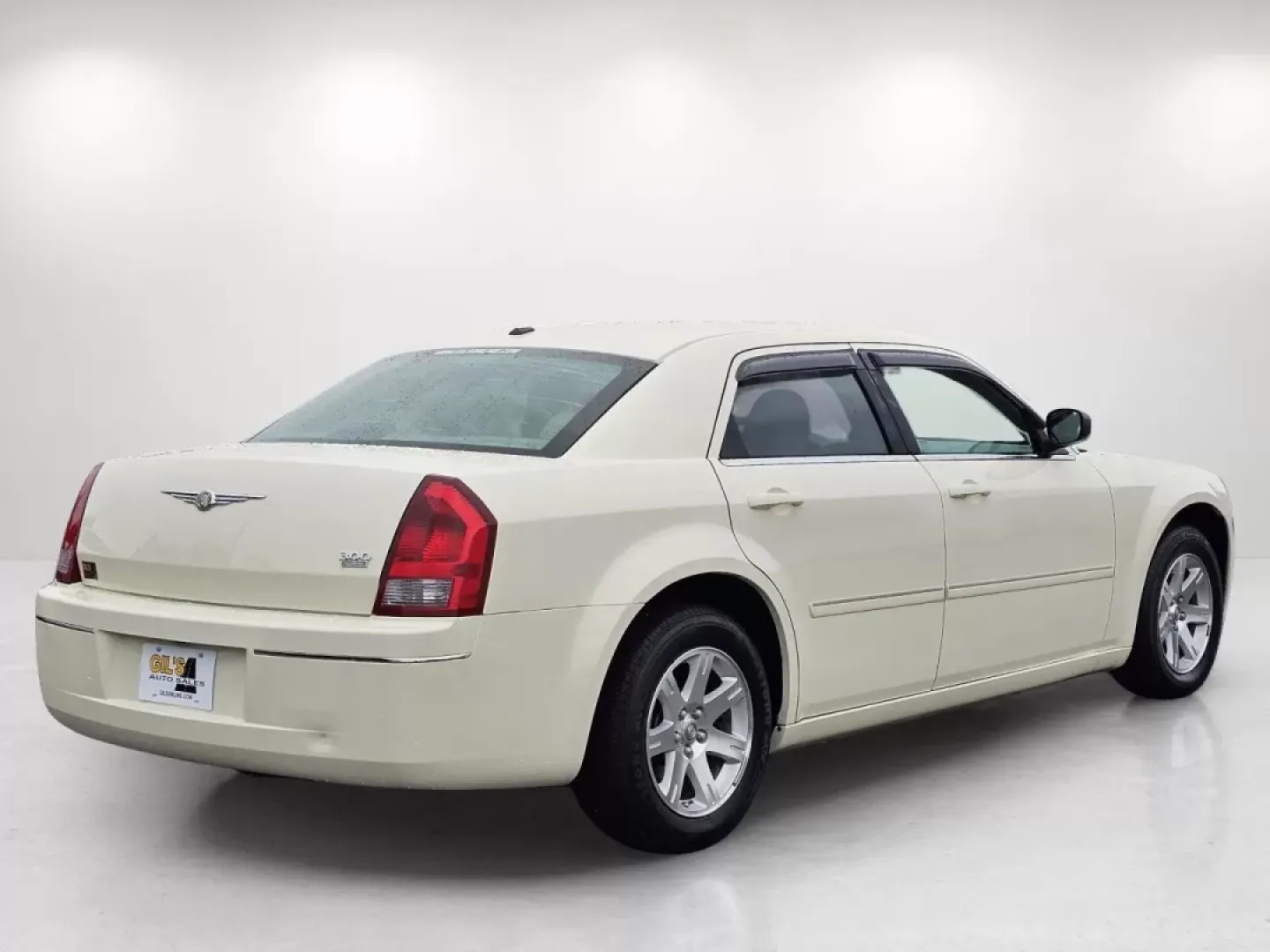 2007 Chrysler 300 Touring (2C3KA53G47H) with an Other engine, located at 1430 Gateway Drive, Opelika, AL, 36801, (334) 239-0944, 32.637871, -85.409790 - **Experience Comfort and Style with the 2007 Chrysler 300 at Gils Auto!** <br /> <br /> Are you in search of a reliable vehicle that provides both comfort and style for your daily commutes or weekend getaways? Look no further than the stunning 2007 Chrysler 300 available now at Gils Auto in Phenix - Photo#4