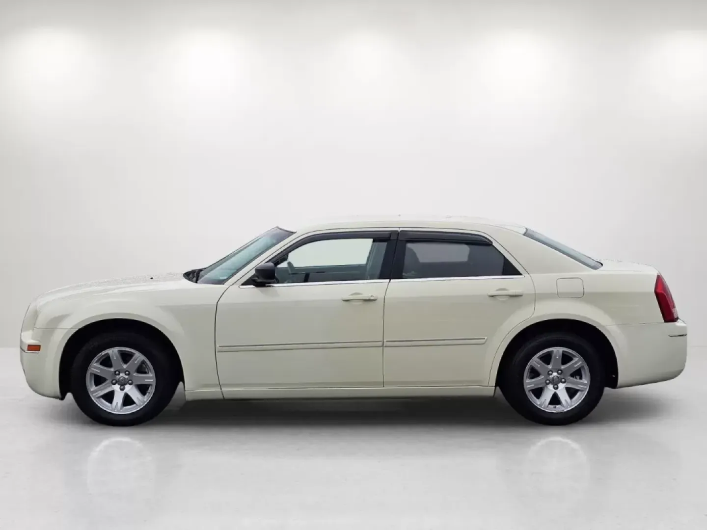 2007 Chrysler 300 Touring (2C3KA53G47H) with an Other engine, located at 1430 Gateway Drive, Opelika, AL, 36801, (334) 239-0944, 32.637871, -85.409790 - **Experience Comfort and Style with the 2007 Chrysler 300 at Gils Auto!** <br /> <br /> Are you in search of a reliable vehicle that provides both comfort and style for your daily commutes or weekend getaways? Look no further than the stunning 2007 Chrysler 300 available now at Gils Auto in Phenix - Photo#7