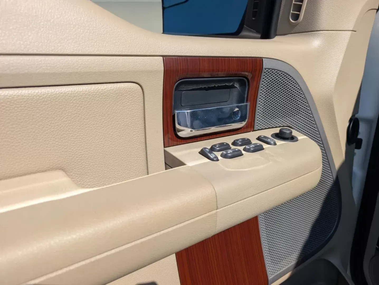 2007 Ford F-150 Lariat (1FTPW14V47F) with an Other engine, located at 3959 U.S. 80 W, Phenix City, AL, 36870, (334) 297-4885, 32.469296, -85.135185 - Are you ready to take on your next adventure with confidence and capability? Look no further than this 2007 Ford F-150, a rugged and reliable crew cab pickup perfect for weekend getaways, long commutes, or simply tackling your daily responsibilities. With its powerful 4WD drivetrain and spacious int - Photo#9