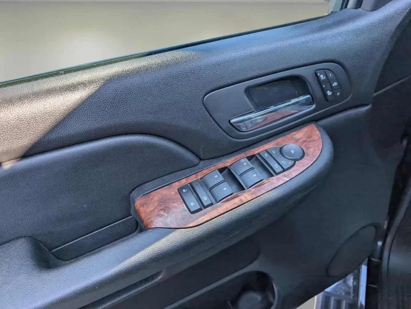 2007 /Ebony GMC Sierra 1500 SLT (3GTEC13J47G) with an Other engine, located at 3959 U.S. 80 W, Phenix City, AL, 36870, (334) 297-4885, 32.469296, -85.135185 - **Unleash Your Adventurous Spirit with the 2007 GMC Sierra 1500 SLT**<br /> <br /> Are you ready to elevate your lifestyle with a vehicle that effortlessly blends utility and comfort? The 2007 GMC Sierra 1500 SLT is here to cater to your adventurous spirit, perfect for everything from weekend getawa - Photo#9