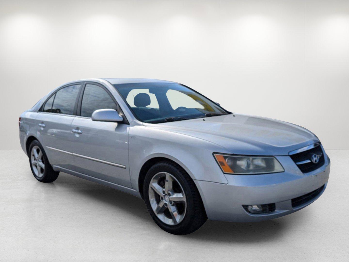 2007 Hyundai Sonata Limited (5NPEU46F07H) with an Gas V6 3.3L/204 engine, 5-Speed Automatic w/OD transmission, located at 1430 Gateway Drive, Opelika, AL, 36801, (334) 239-0944, 32.637871, -85.409790 - 2007 Hyundai Sonata Limited - Photo#2