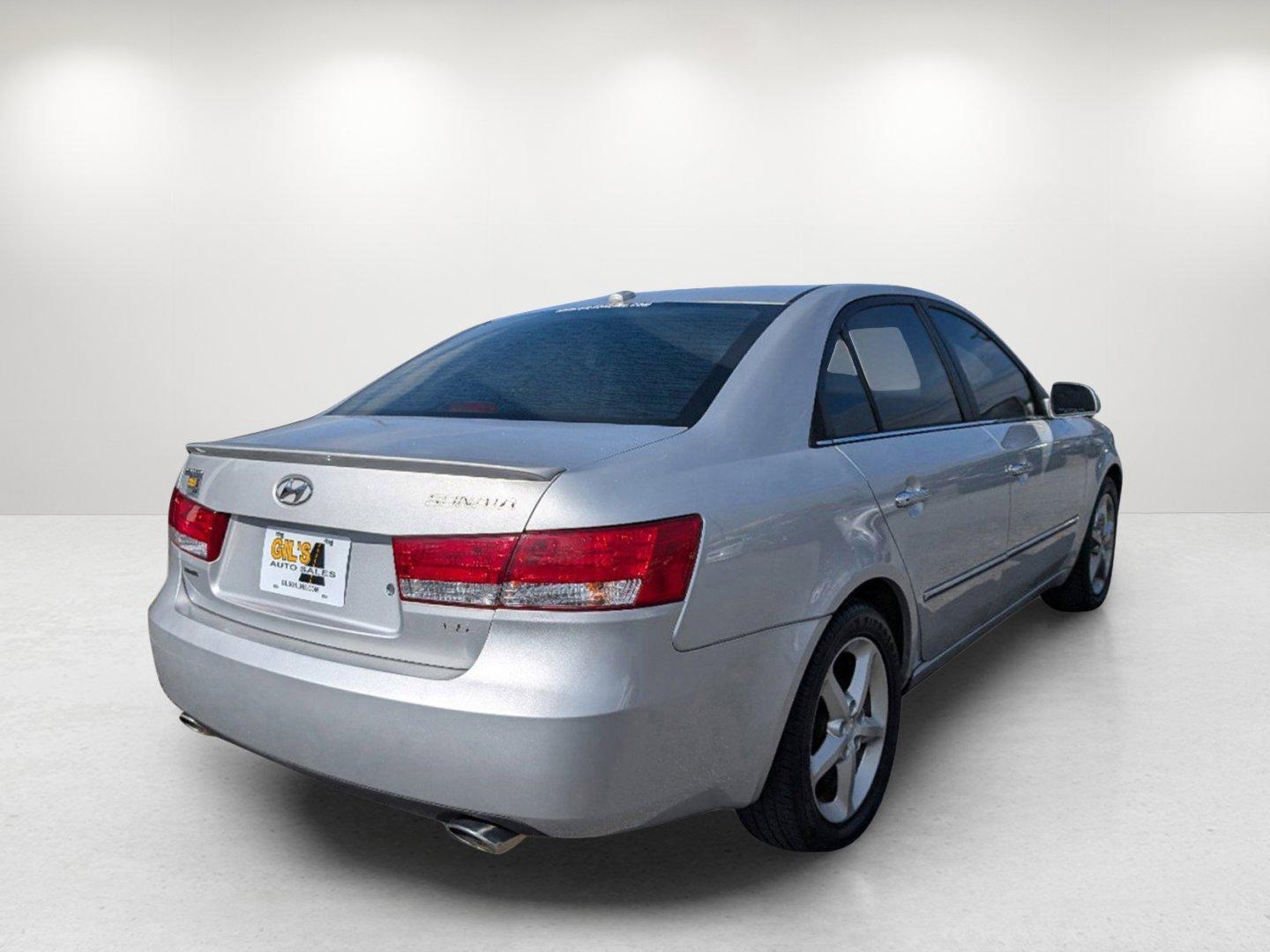 2007 Hyundai Sonata Limited (5NPEU46F07H) with an Gas V6 3.3L/204 engine, 5-Speed Automatic w/OD transmission, located at 1430 Gateway Drive, Opelika, AL, 36801, (334) 239-0944, 32.637871, -85.409790 - 2007 Hyundai Sonata Limited - Photo#3
