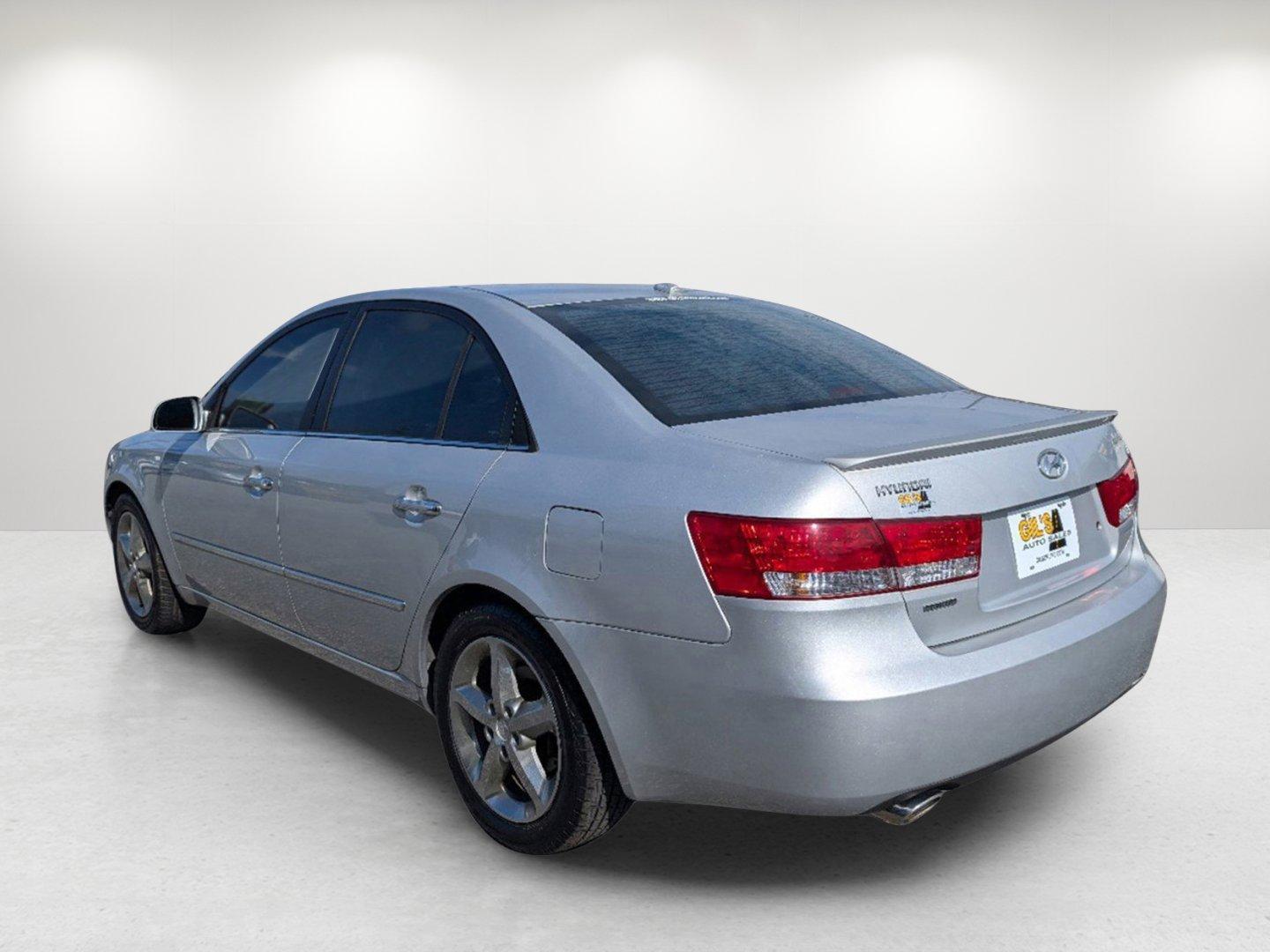 2007 Hyundai Sonata Limited (5NPEU46F07H) with an Gas V6 3.3L/204 engine, 5-Speed Automatic w/OD transmission, located at 1430 Gateway Drive, Opelika, AL, 36801, (334) 239-0944, 32.637871, -85.409790 - 2007 Hyundai Sonata Limited - Photo#5