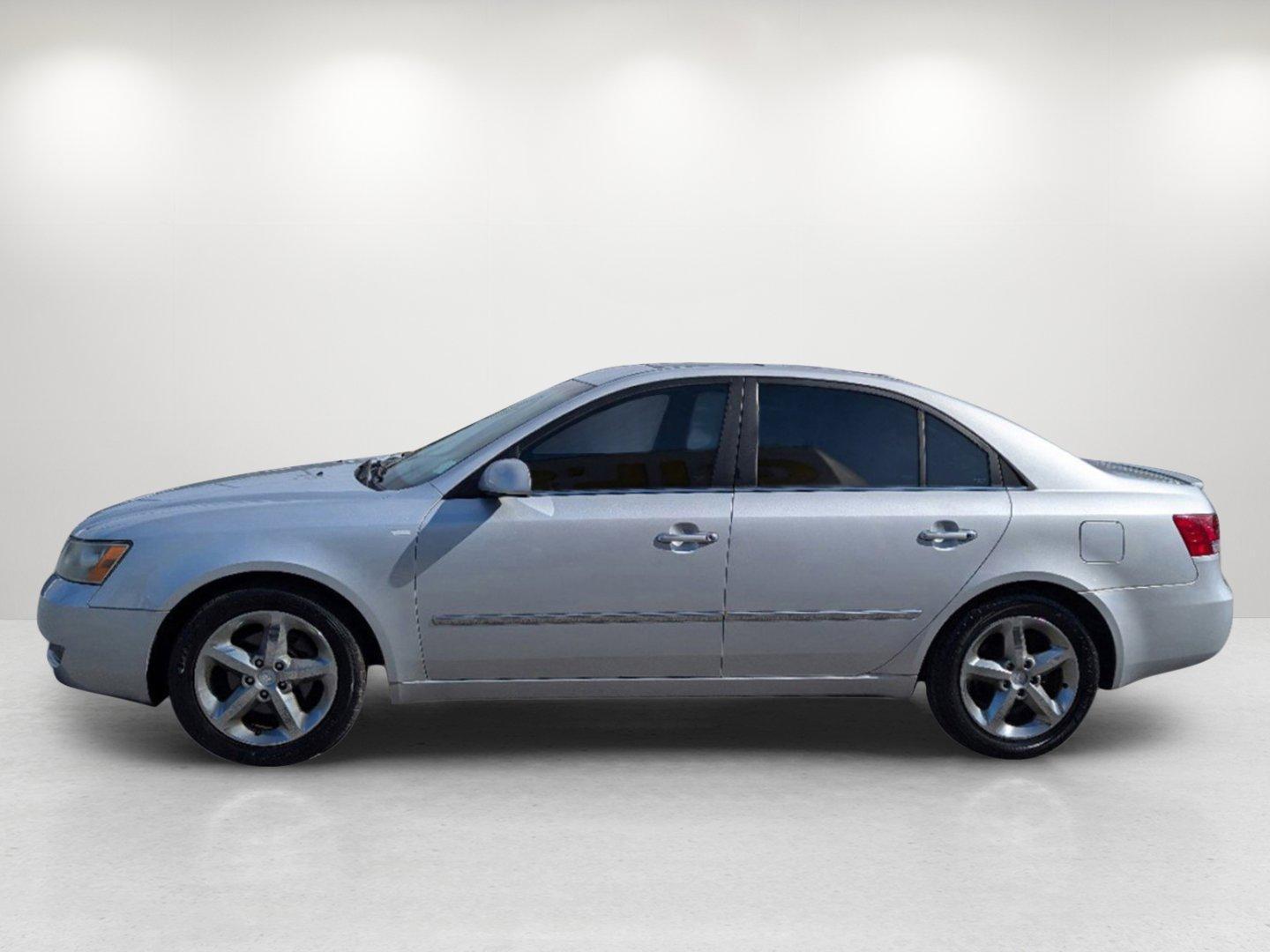 2007 Hyundai Sonata Limited (5NPEU46F07H) with an Gas V6 3.3L/204 engine, 5-Speed Automatic w/OD transmission, located at 1430 Gateway Drive, Opelika, AL, 36801, (334) 239-0944, 32.637871, -85.409790 - 2007 Hyundai Sonata Limited - Photo#6