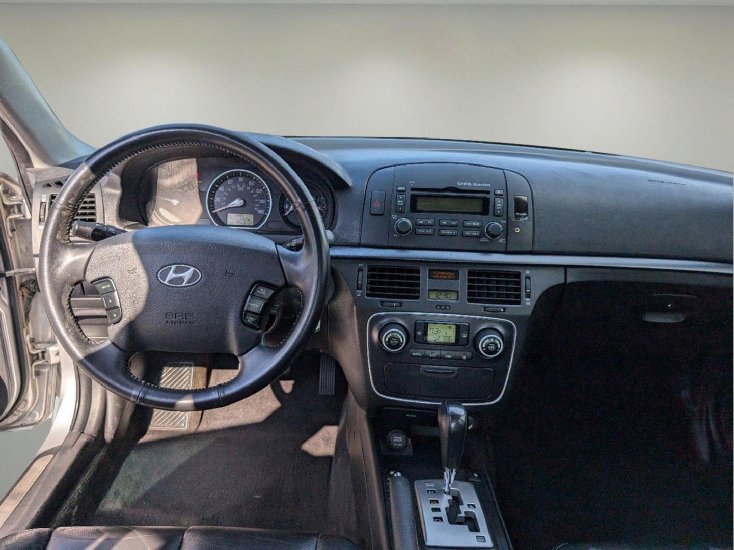 2007 Hyundai Sonata Limited (5NPEU46F07H) with an Gas V6 3.3L/204 engine, 5-Speed Automatic w/OD transmission, located at 1430 Gateway Drive, Opelika, AL, 36801, (334) 239-0944, 32.637871, -85.409790 - 2007 Hyundai Sonata Limited - Photo#10