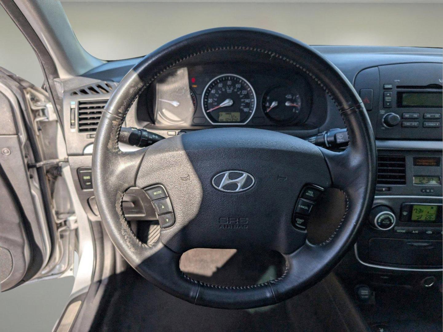 2007 Hyundai Sonata Limited (5NPEU46F07H) with an Gas V6 3.3L/204 engine, 5-Speed Automatic w/OD transmission, located at 1430 Gateway Drive, Opelika, AL, 36801, (334) 239-0944, 32.637871, -85.409790 - 2007 Hyundai Sonata Limited - Photo#12